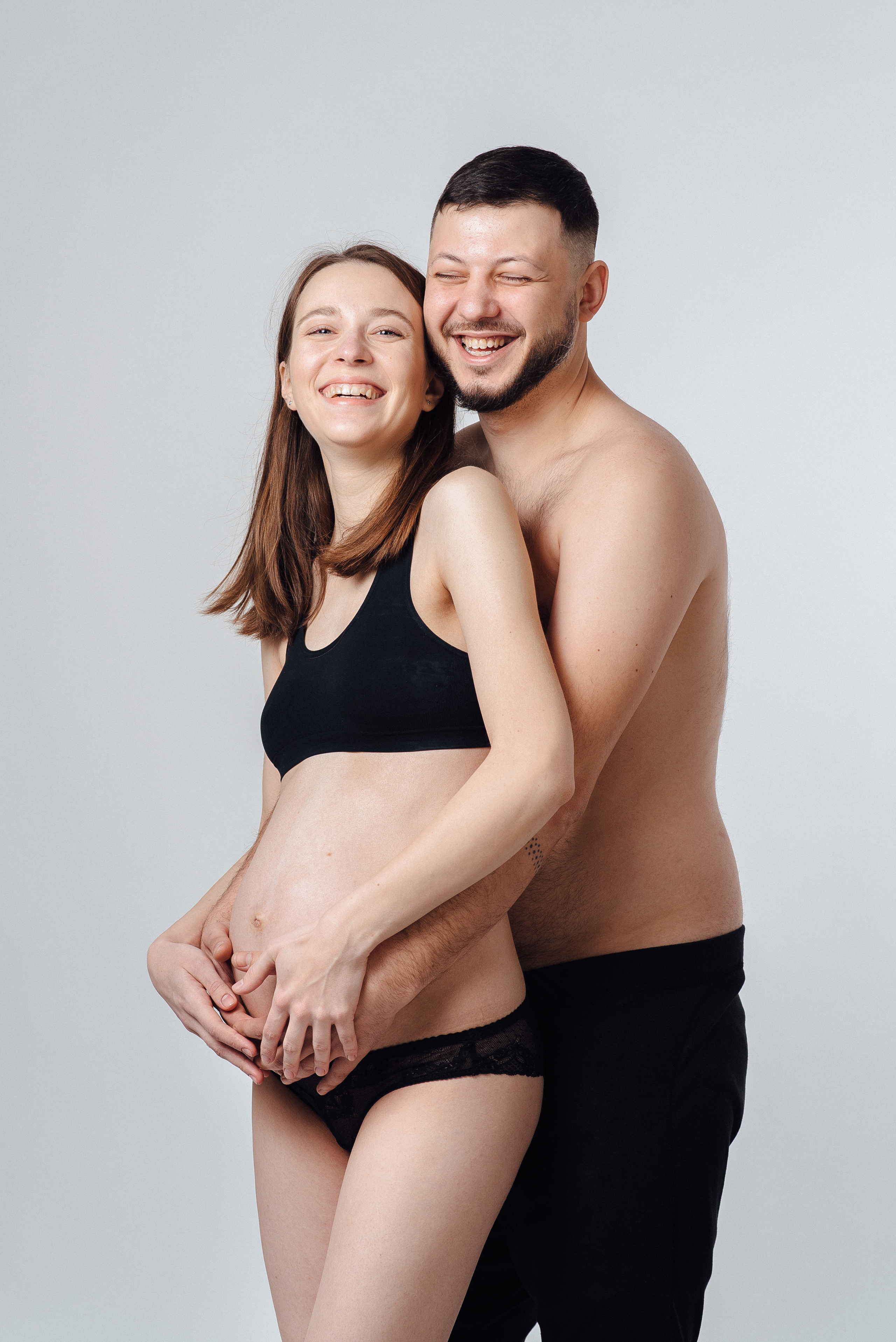 Pregnancy photo session in a photo studio with a dog. Ivan Skufinsky — wedding and family photographer in Vancouver
