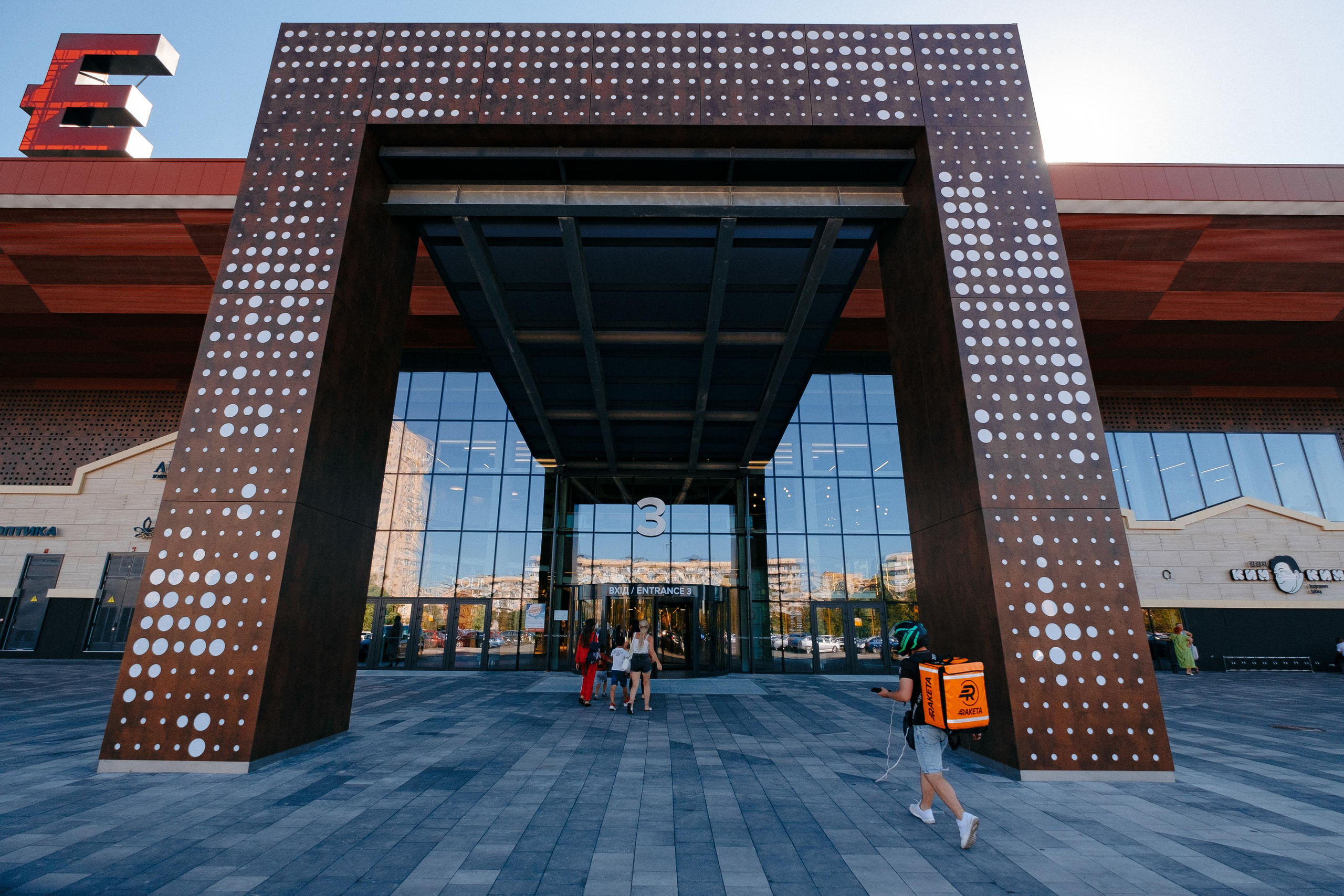 EXTERIER RETROVILLE. Ivan Skufinsky — wedding and family photographer in Vancouver