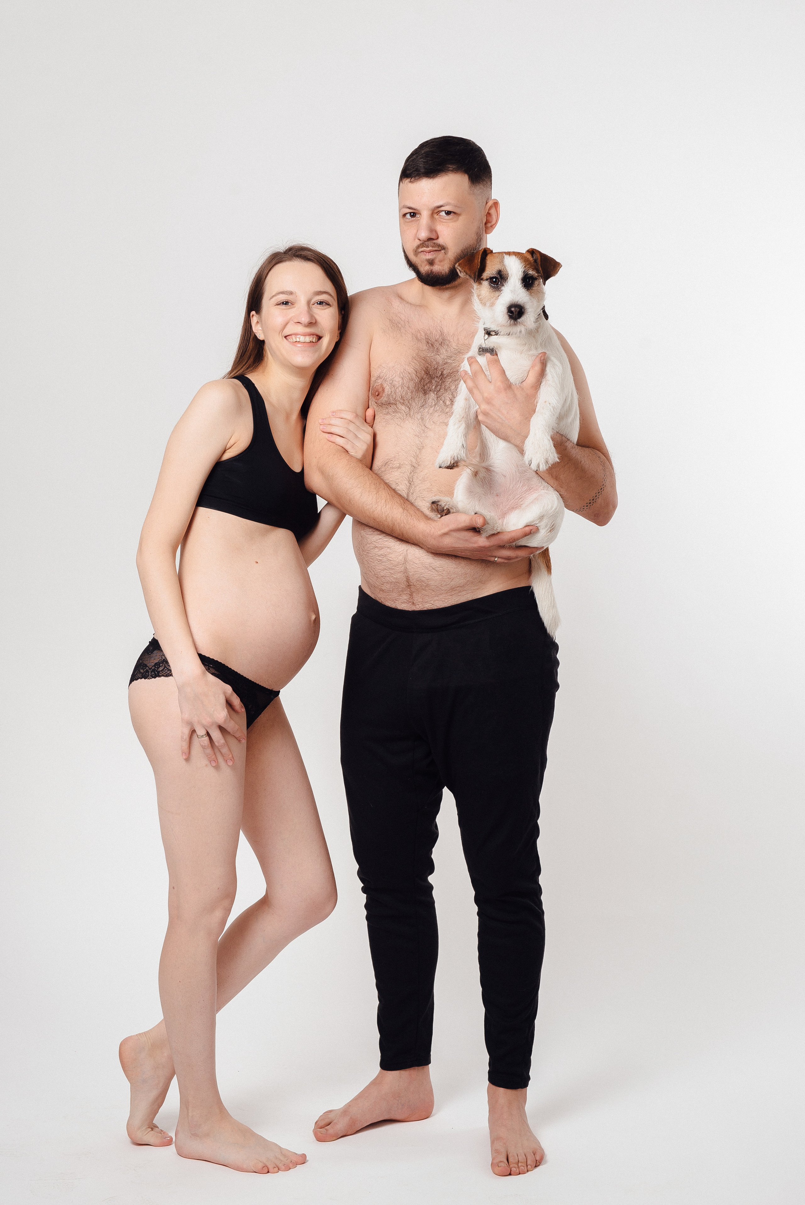 Pregnancy photo session in a photo studio with a dog. Ivan Skufinsky — wedding and family photographer in Vancouver