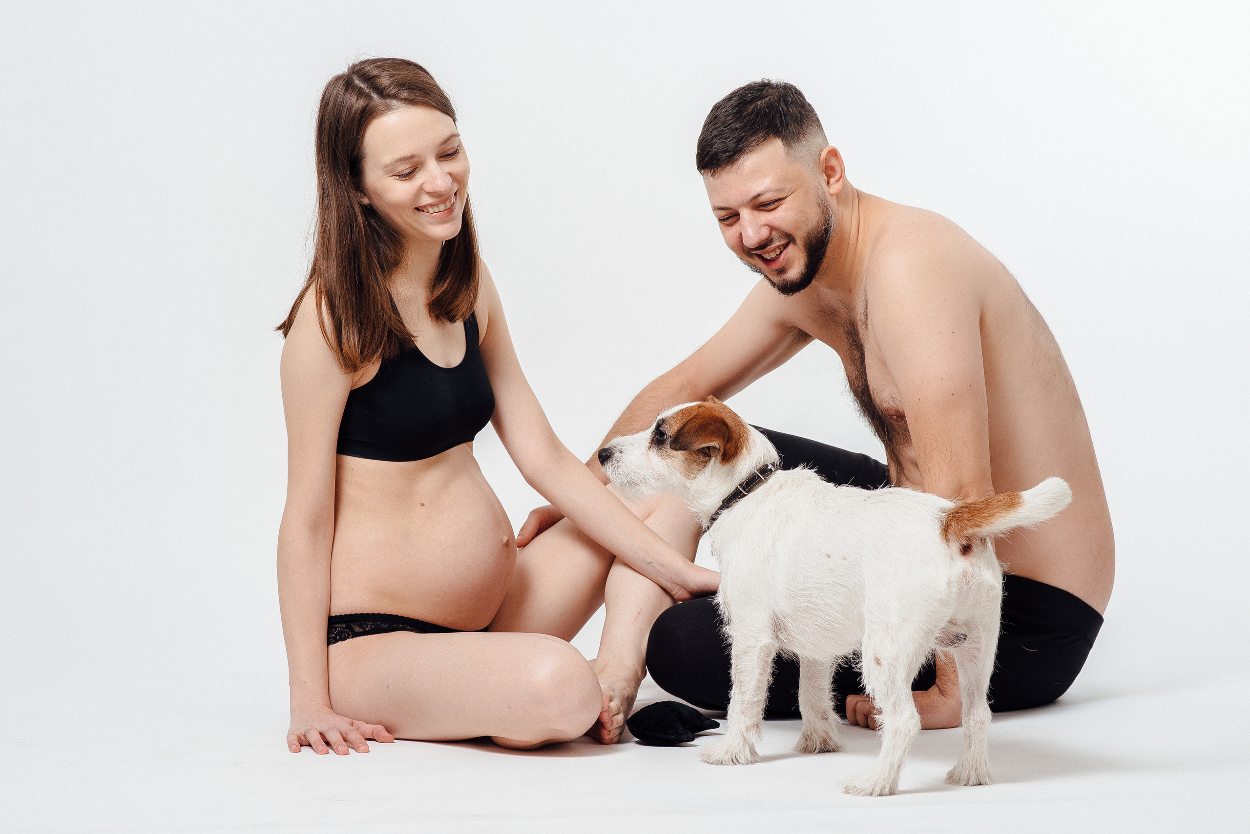 Pregnancy photo session in a photo studio with a dog. Ivan Skufinsky — wedding and family photographer in Vancouver