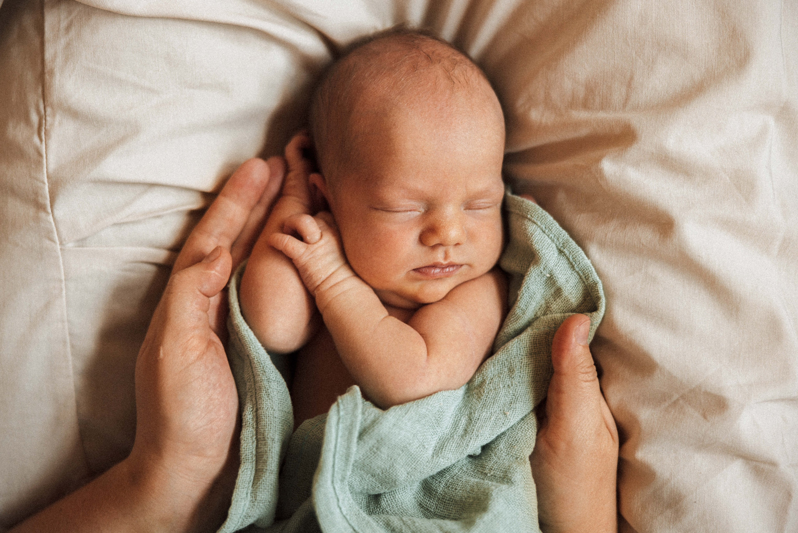 Family photo session at home. home family photo session with a newborn. Ivan Skufinsky — wedding and family photographer in Vancouver