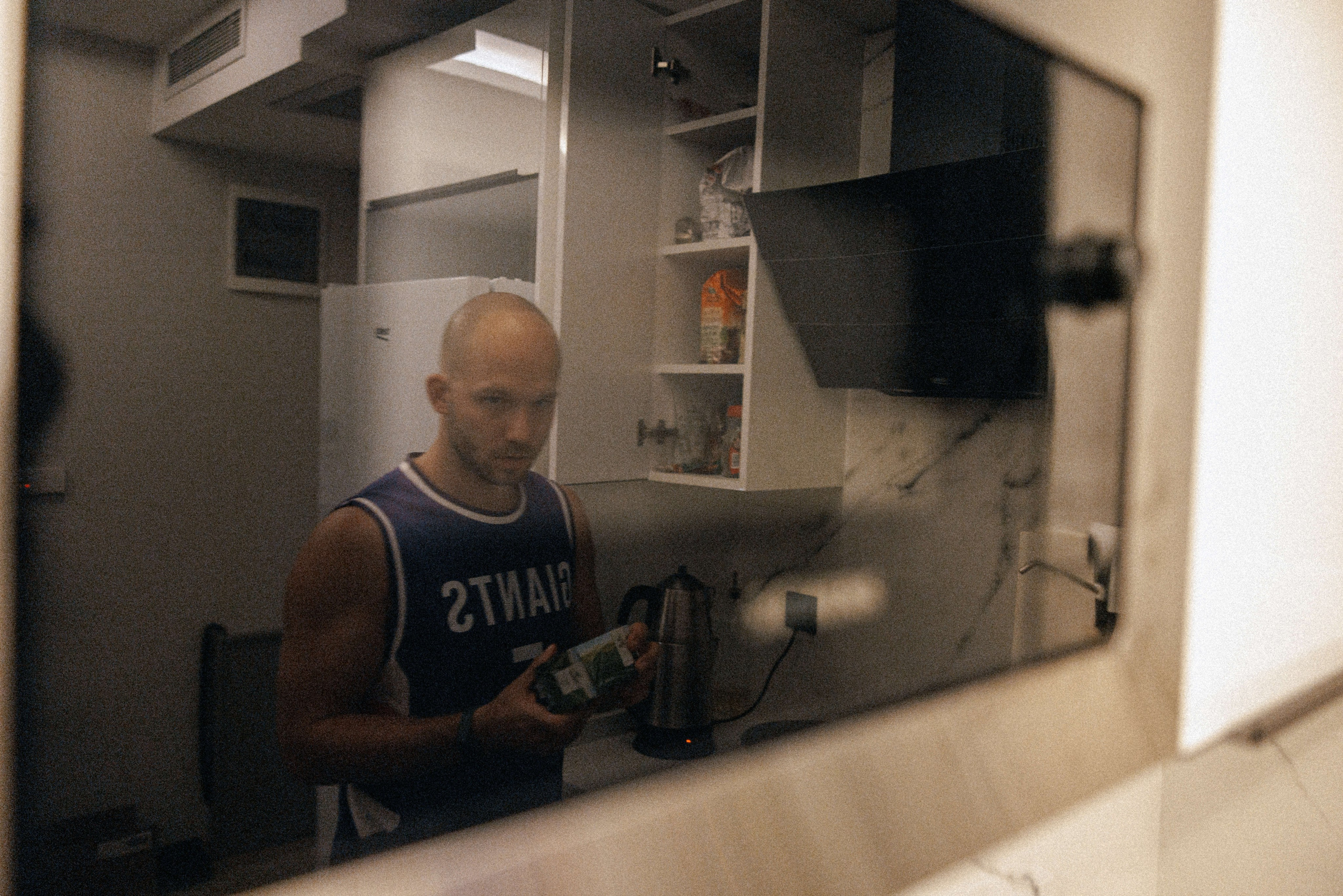 Family photo session at home. home family photo session with a newborn. Ivan Skufinsky — wedding and family photographer in Vancouver