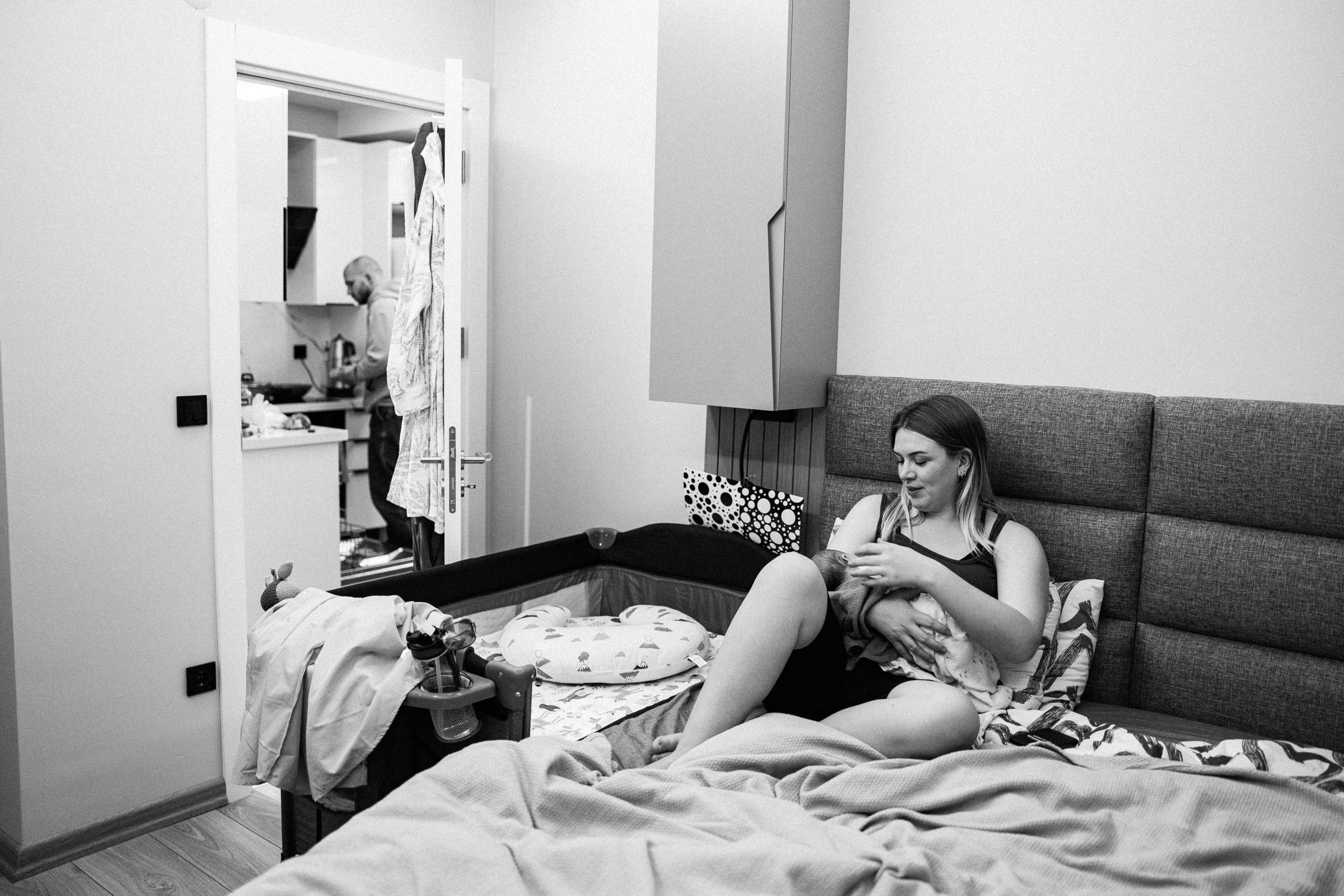 Family photo session at home. home family photo session with a newborn. Ivan Skufinsky — wedding and family photographer in Vancouver