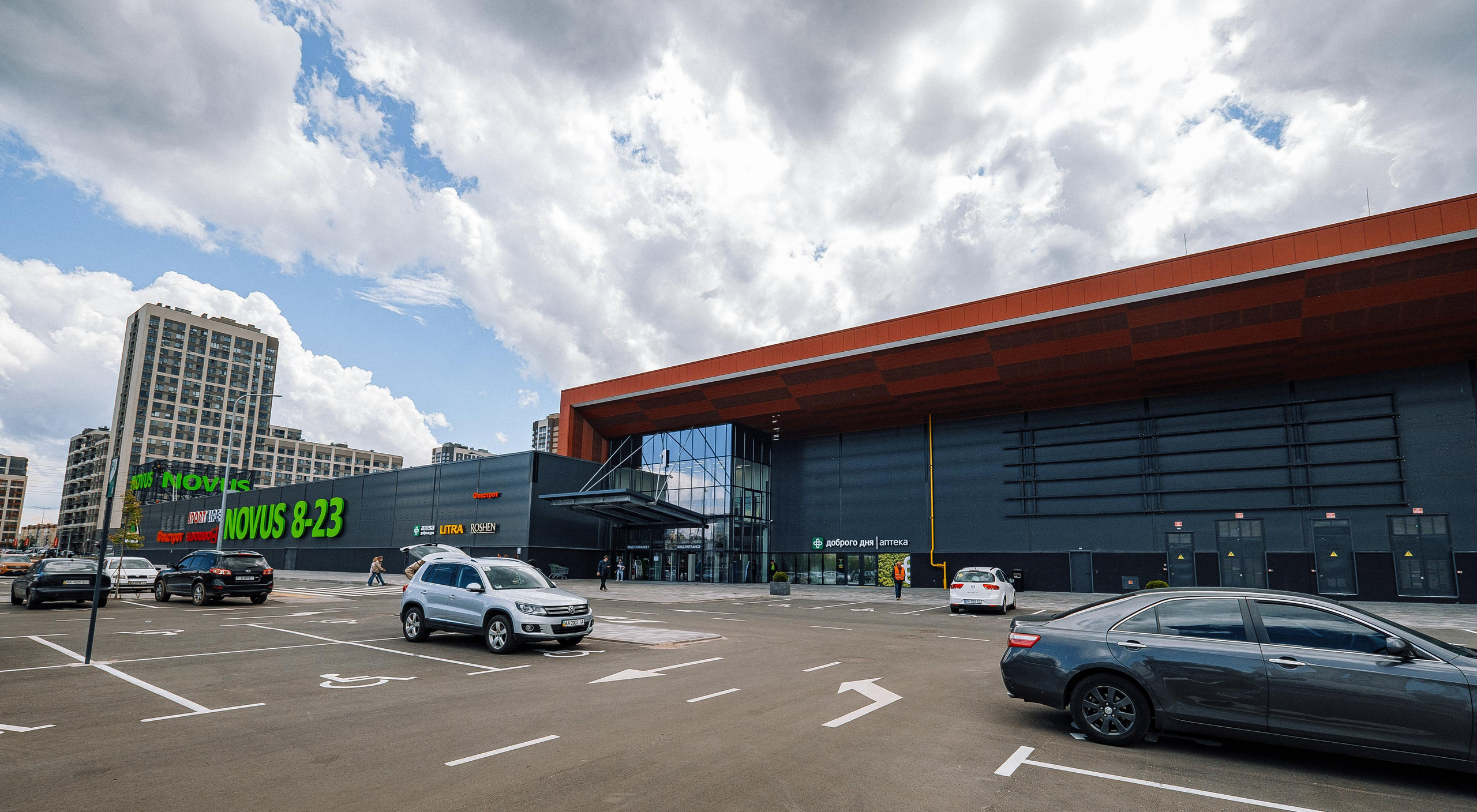 EXTERIER RETROVILLE. Ivan Skufinsky — wedding and family photographer in Vancouver