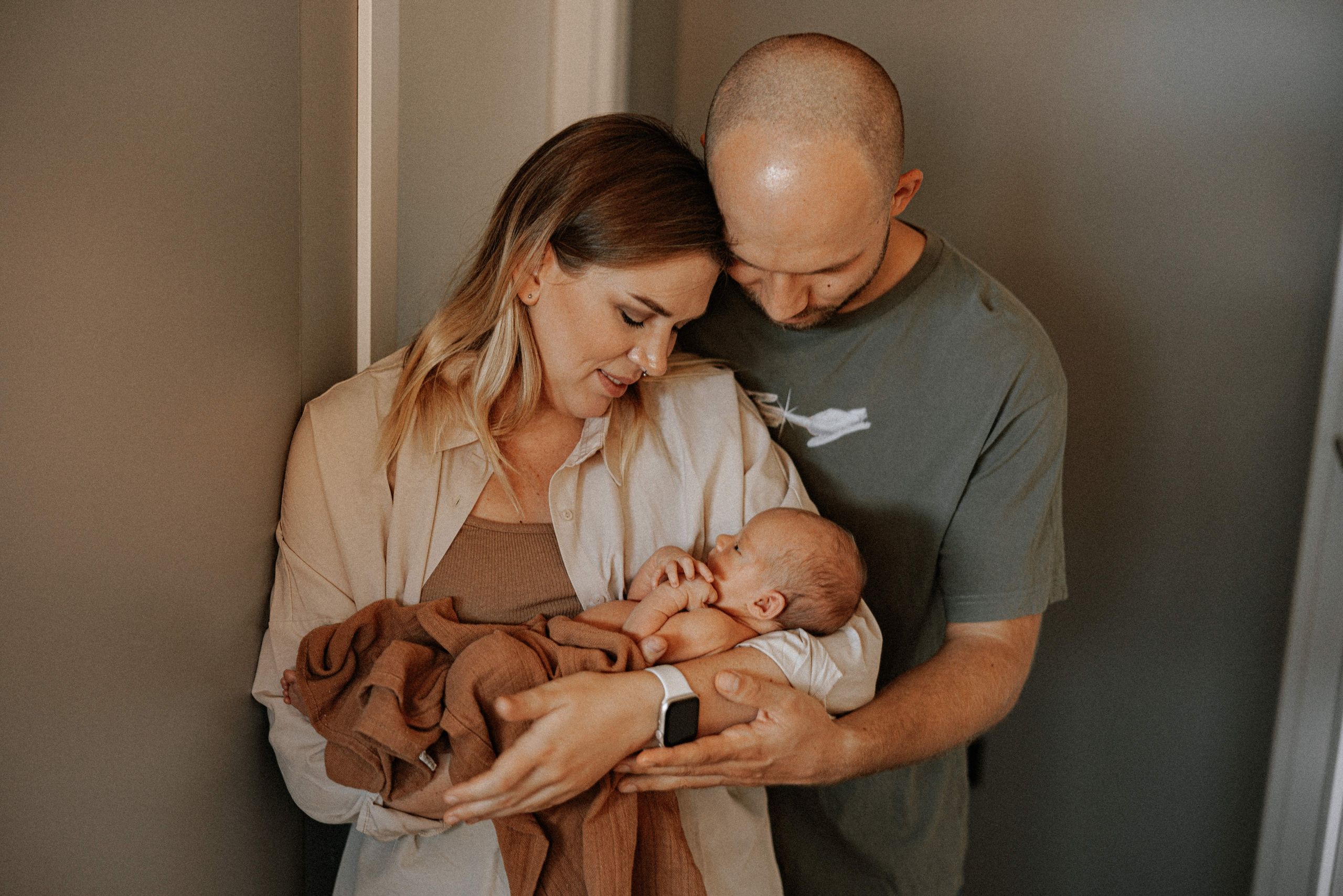 Family photo session at home. home family photo session with a newborn. Ivan Skufinsky — wedding and family photographer in Vancouver