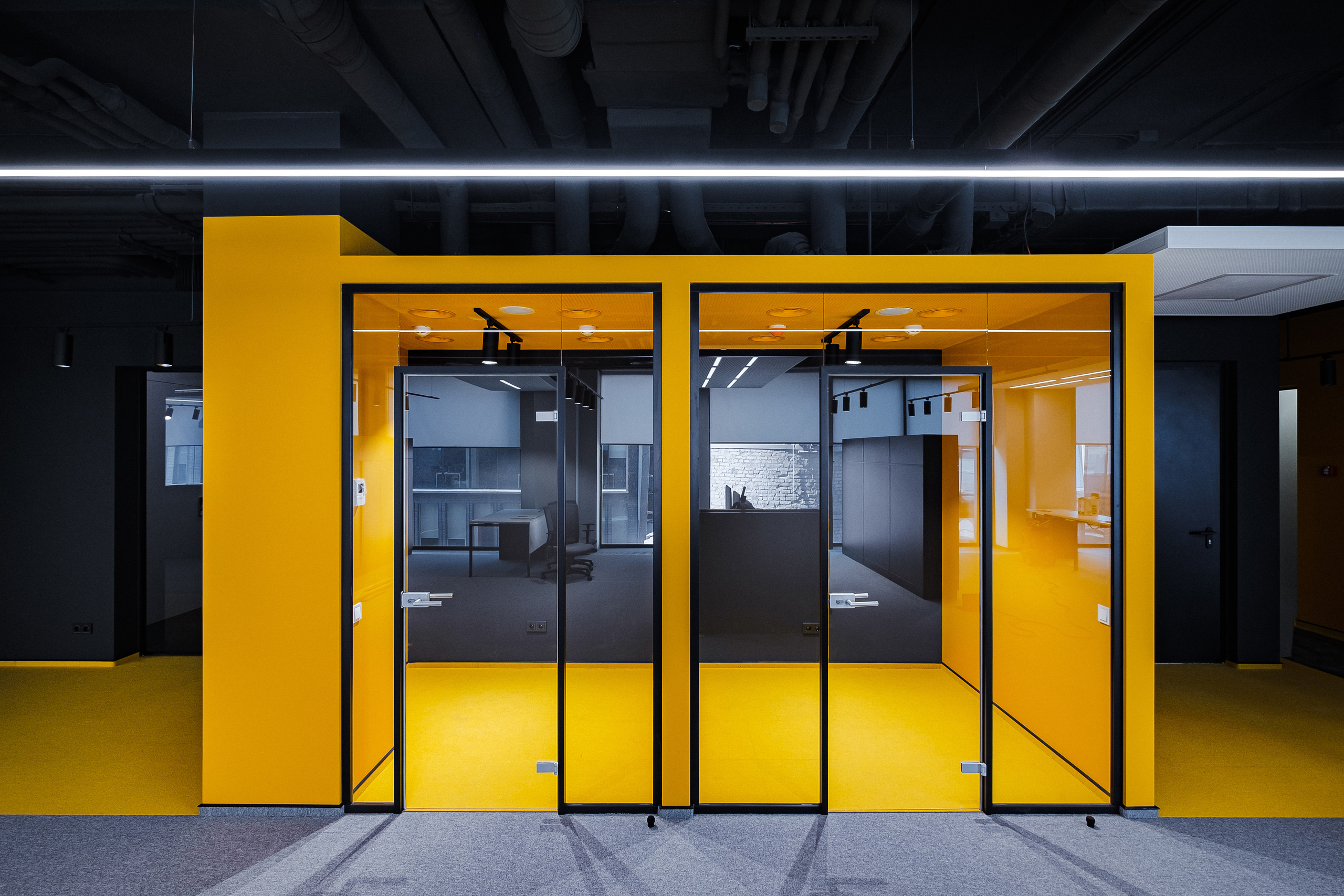 2 Silentbox с желтыми стенами и черным потолком