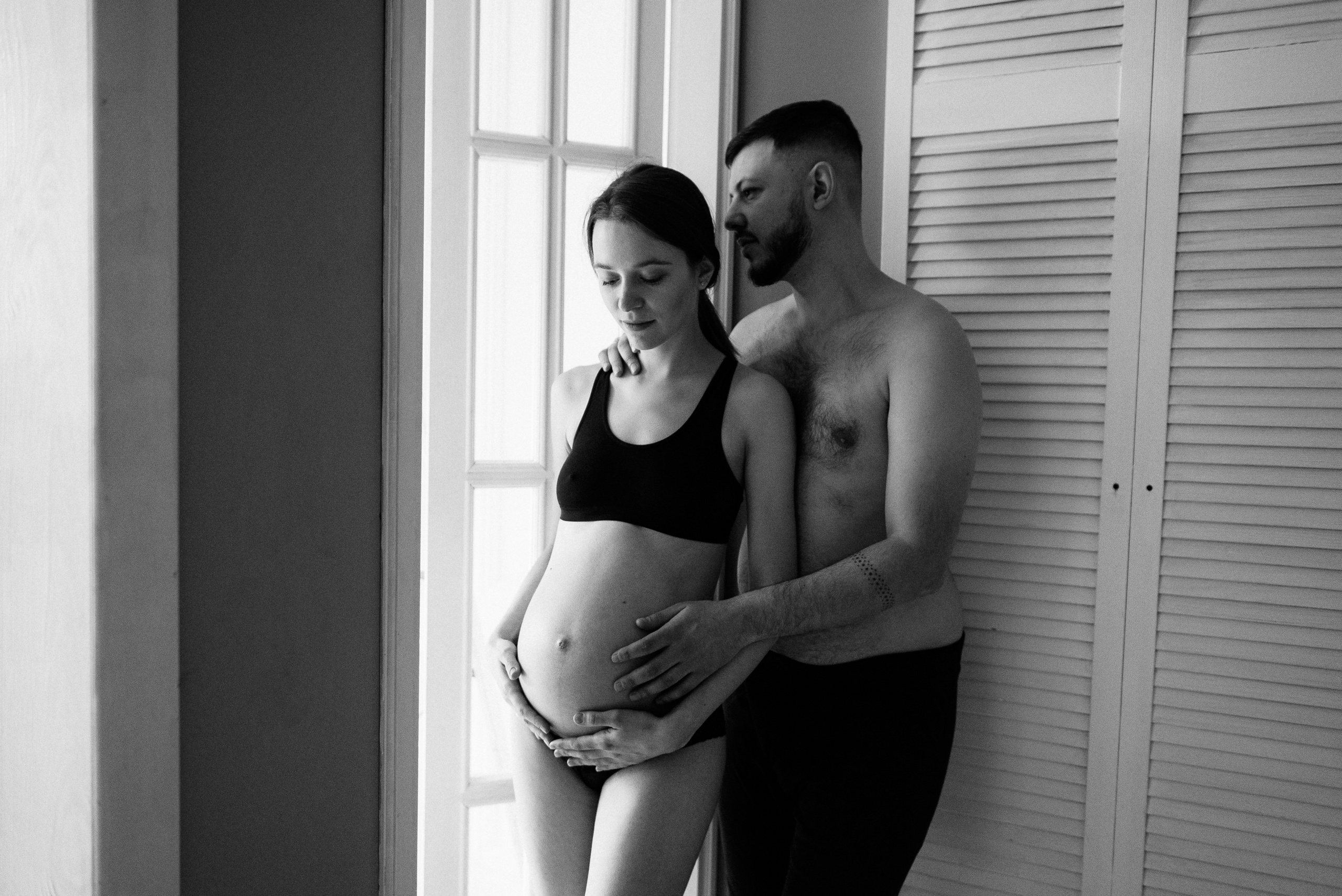 Pregnancy photo session in a photo studio with a dog. Ivan Skufinsky — wedding and family photographer in Vancouver