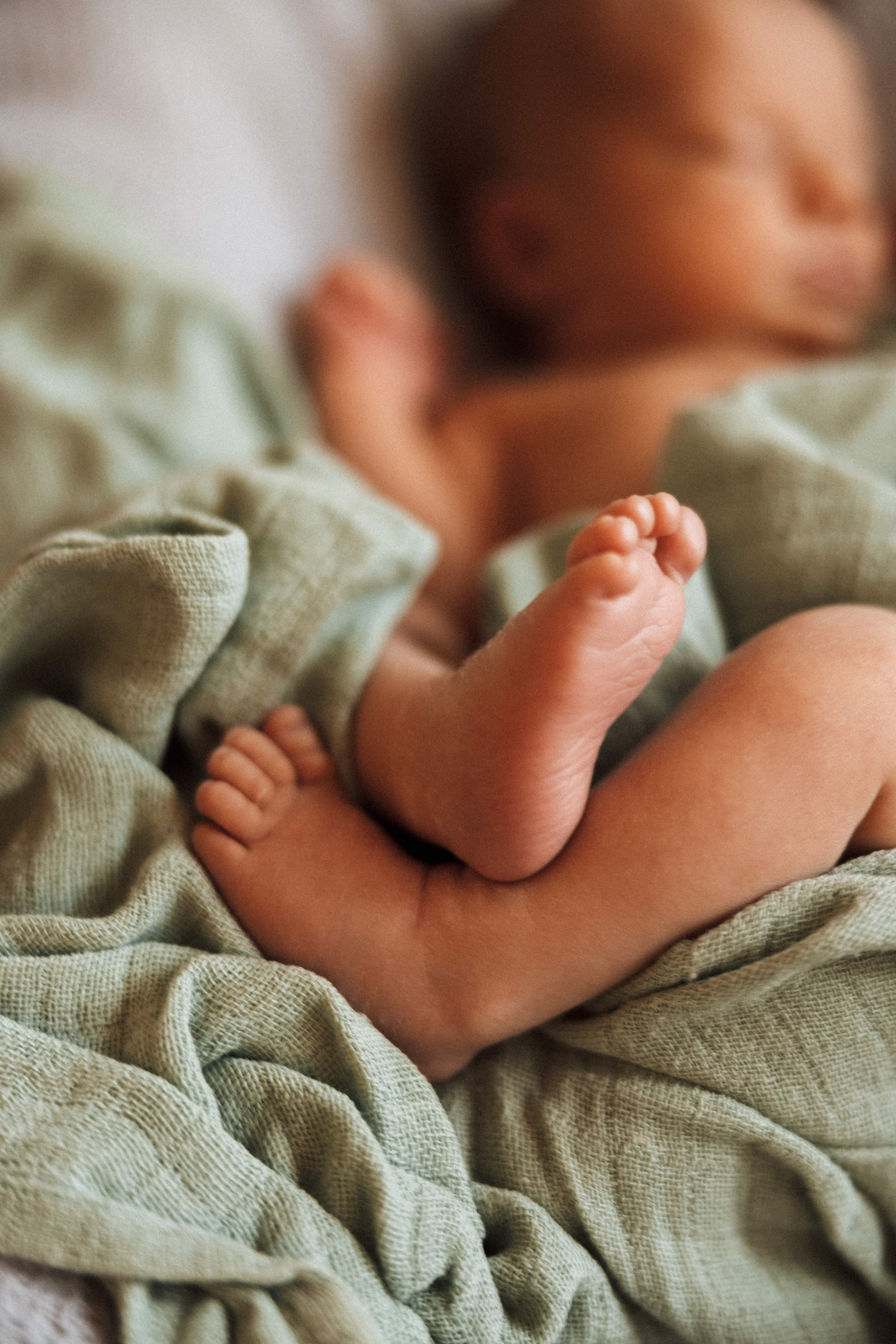 Family photo session at home. home family photo session with a newborn. Ivan Skufinsky — wedding and family photographer in Vancouver