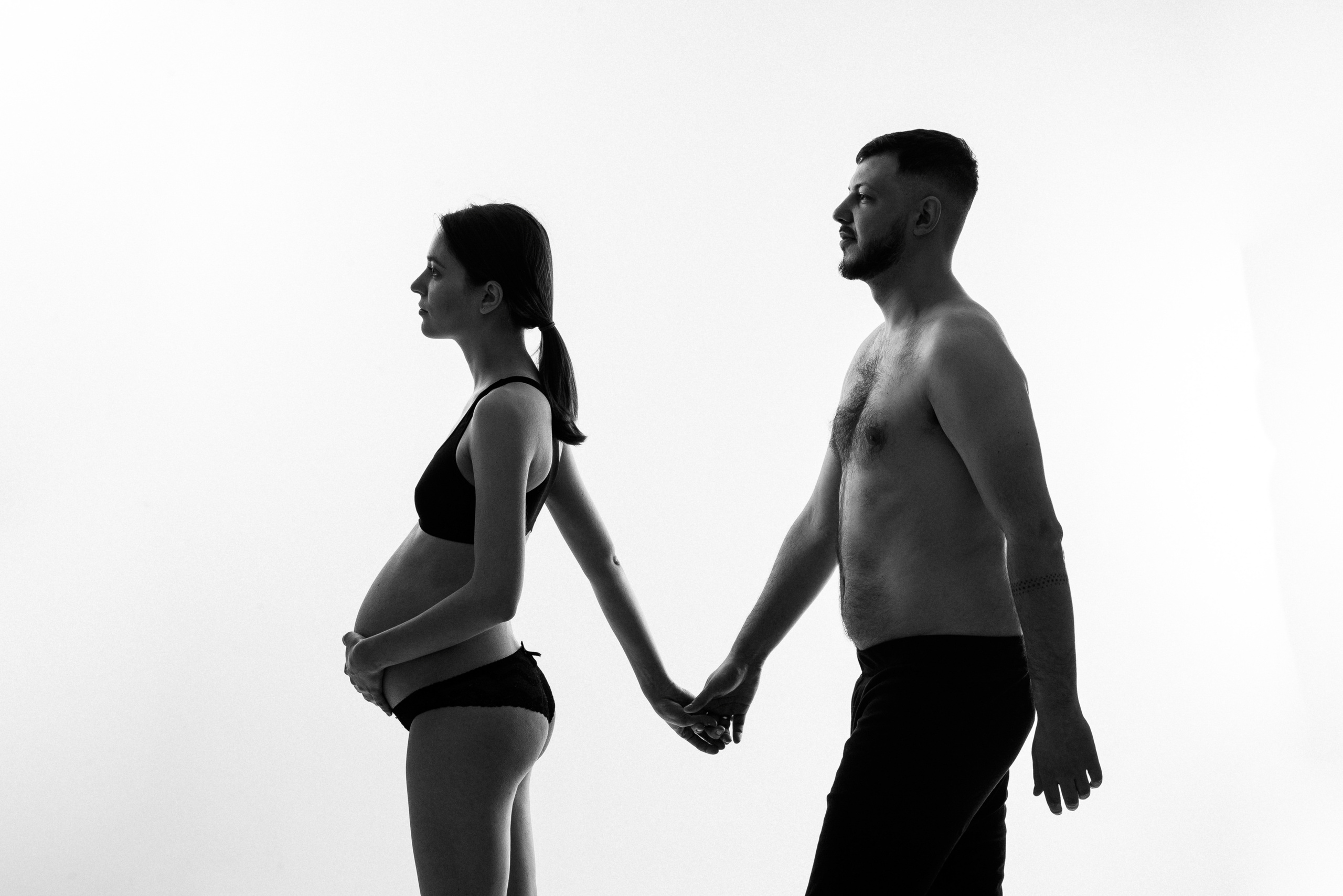 Pregnancy photo session in a photo studio with a dog. Ivan Skufinsky — wedding and family photographer in Vancouver