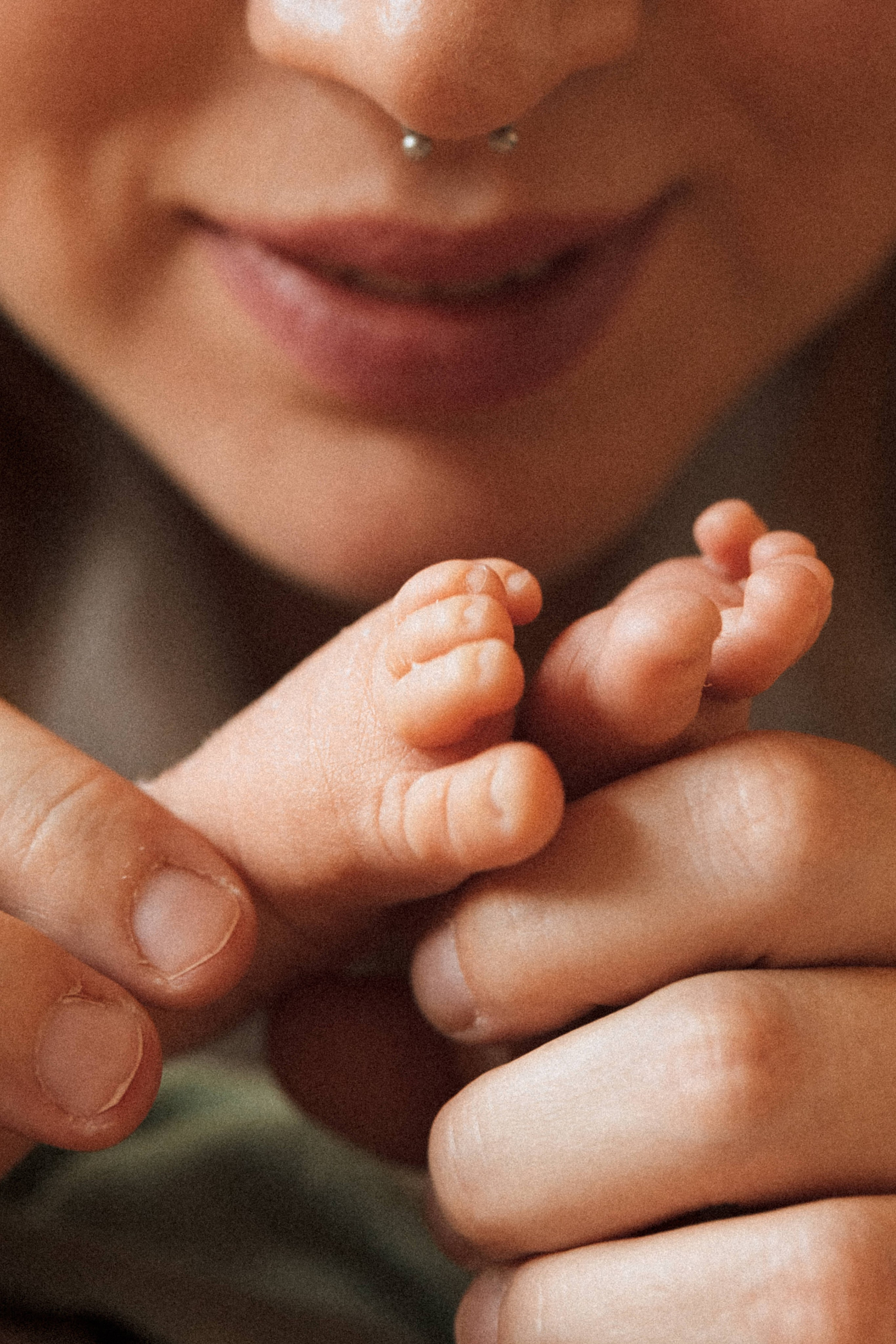 Family photo session at home. home family photo session with a newborn. Ivan Skufinsky — wedding and family photographer in Vancouver