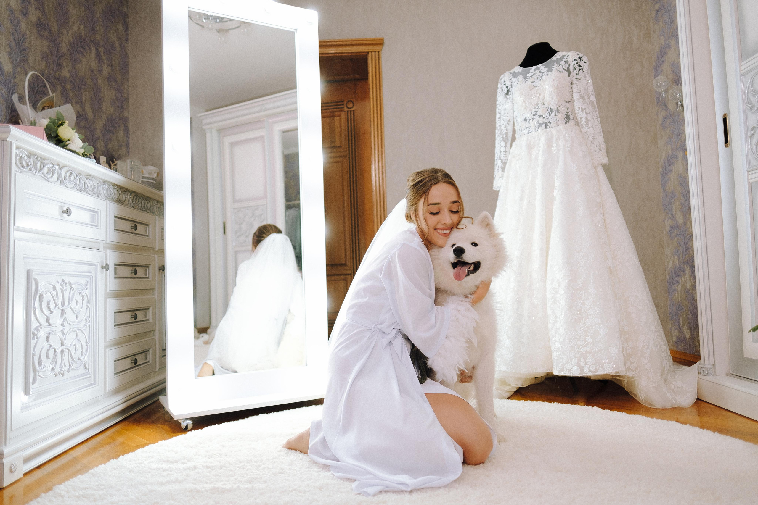 невеста обнимает самоеда