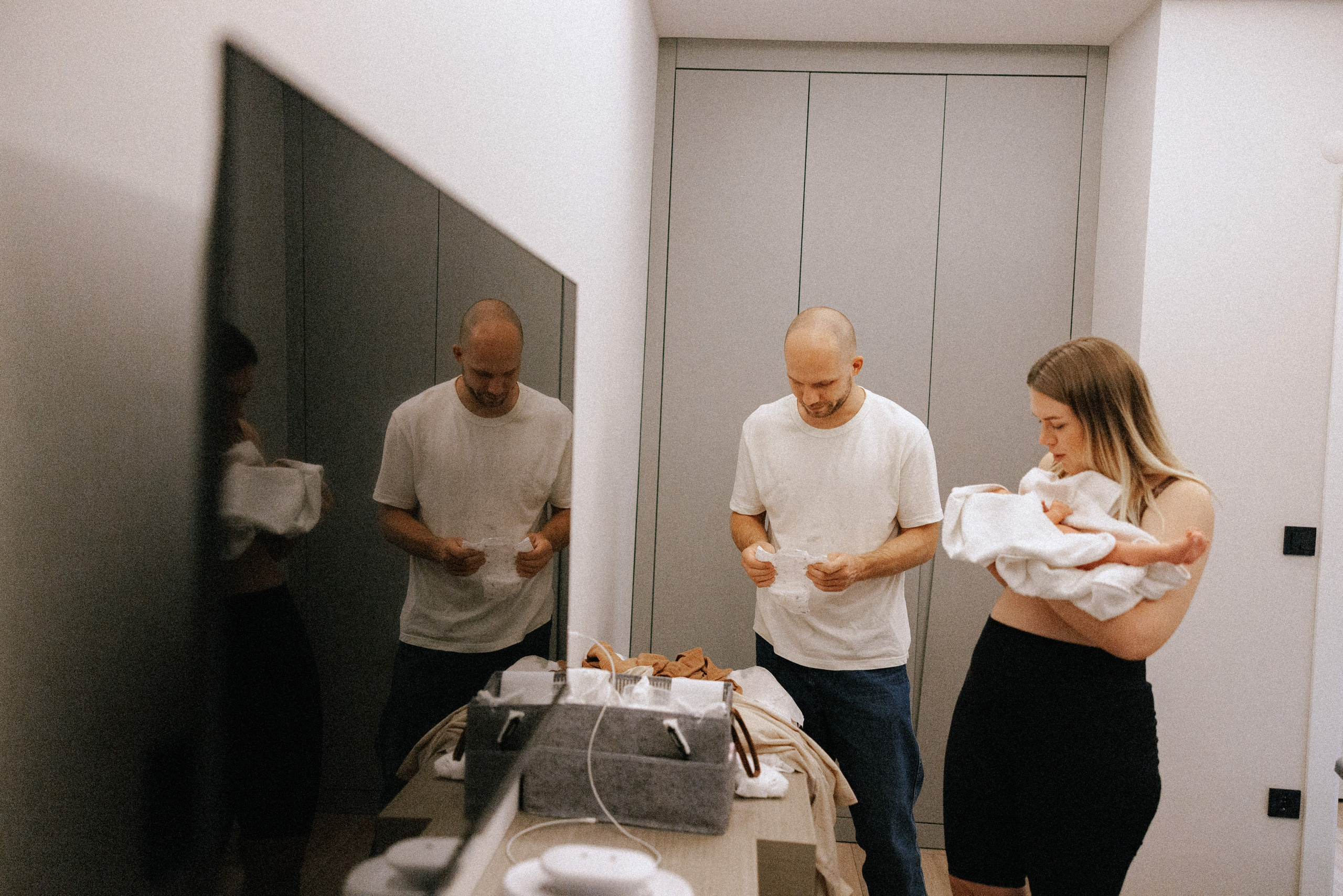 Family photo session at home. home family photo session with a newborn. Ivan Skufinsky — wedding and family photographer in Vancouver