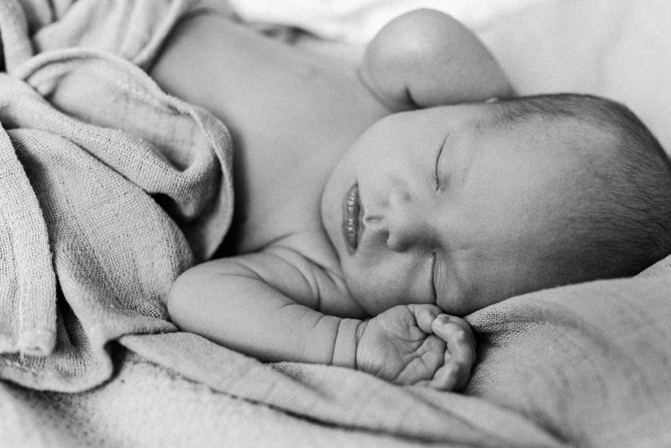 Family photo session at home. home family photo session with a newborn. Ivan Skufinsky — wedding and family photographer in Vancouver