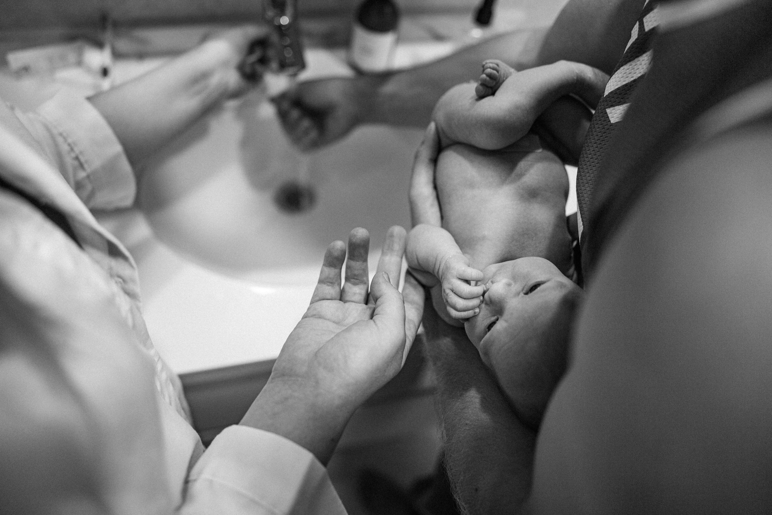 Family photo session at home. home family photo session with a newborn. Ivan Skufinsky — wedding and family photographer in Vancouver