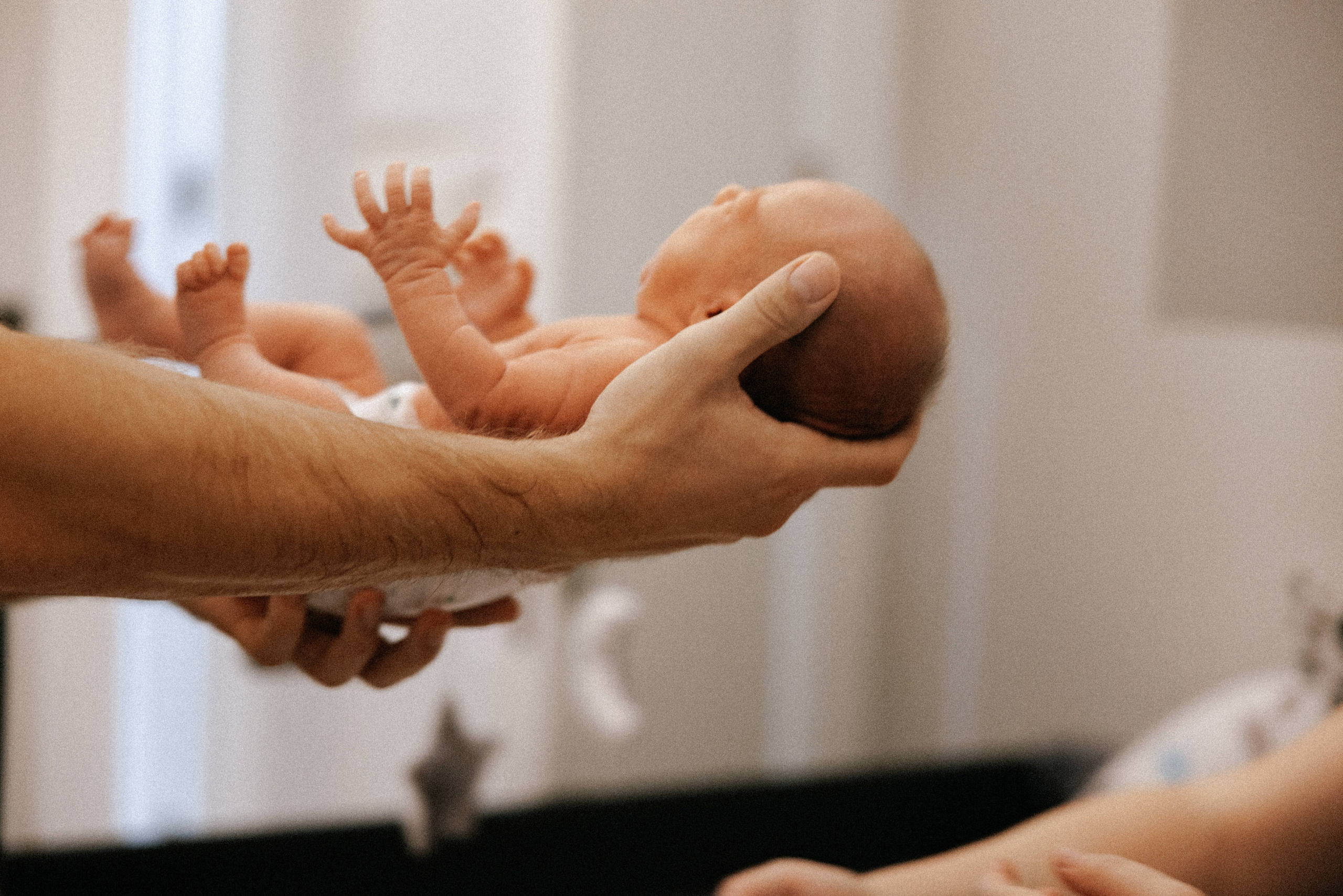 Family photo session at home. home family photo session with a newborn. Ivan Skufinsky — wedding and family photographer in Vancouver