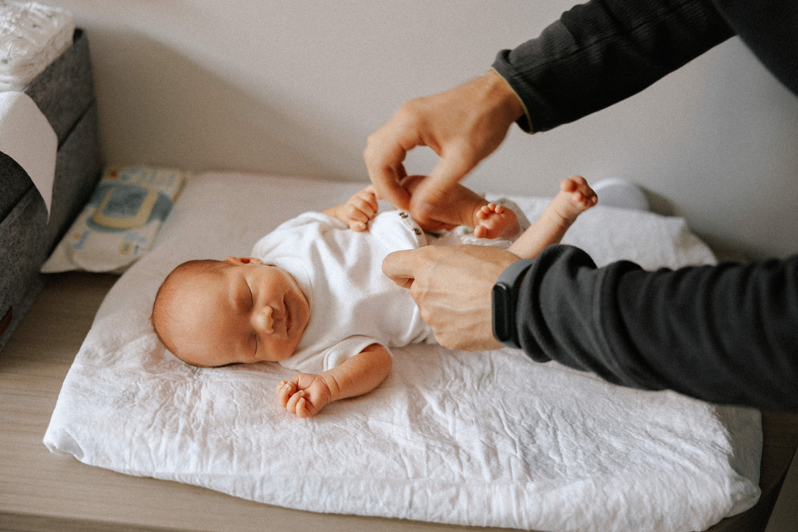Family photo session at home. home family photo session with a newborn. Ivan Skufinsky — wedding and family photographer in Vancouver