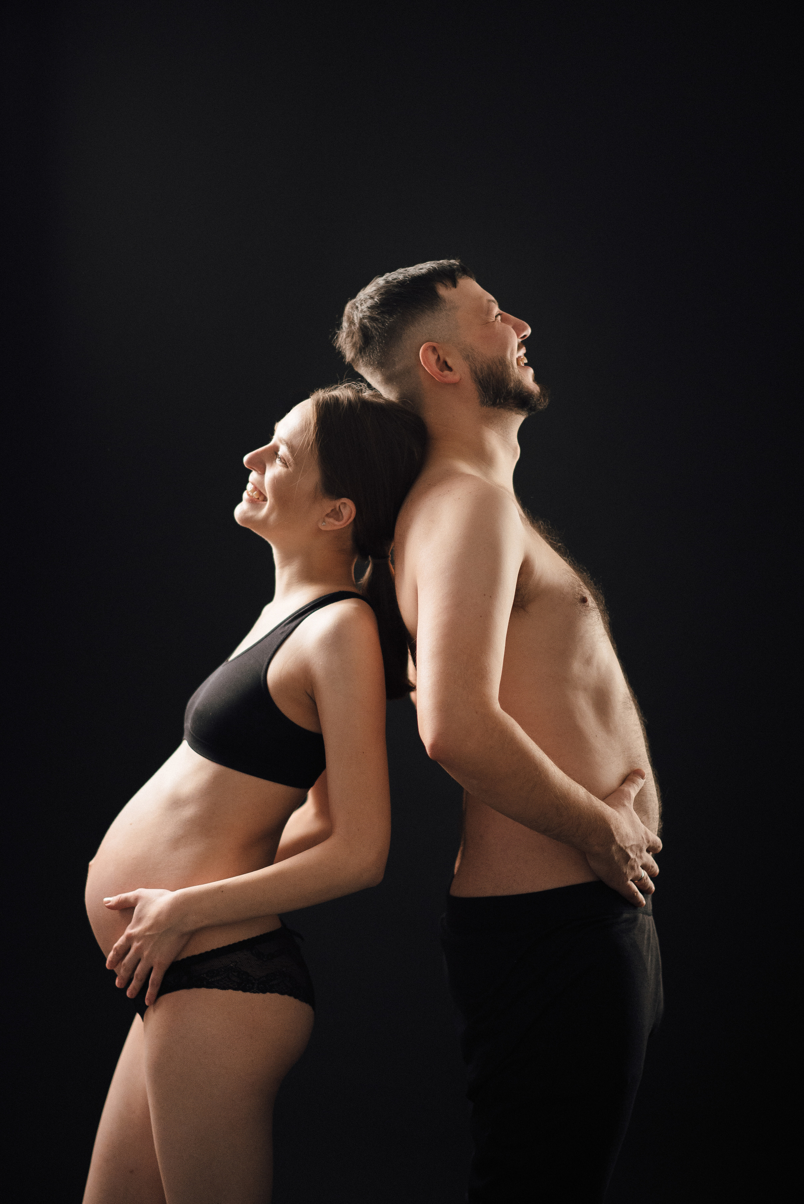 Pregnancy photo session in a photo studio with a dog. Ivan Skufinsky — wedding and family photographer in Vancouver