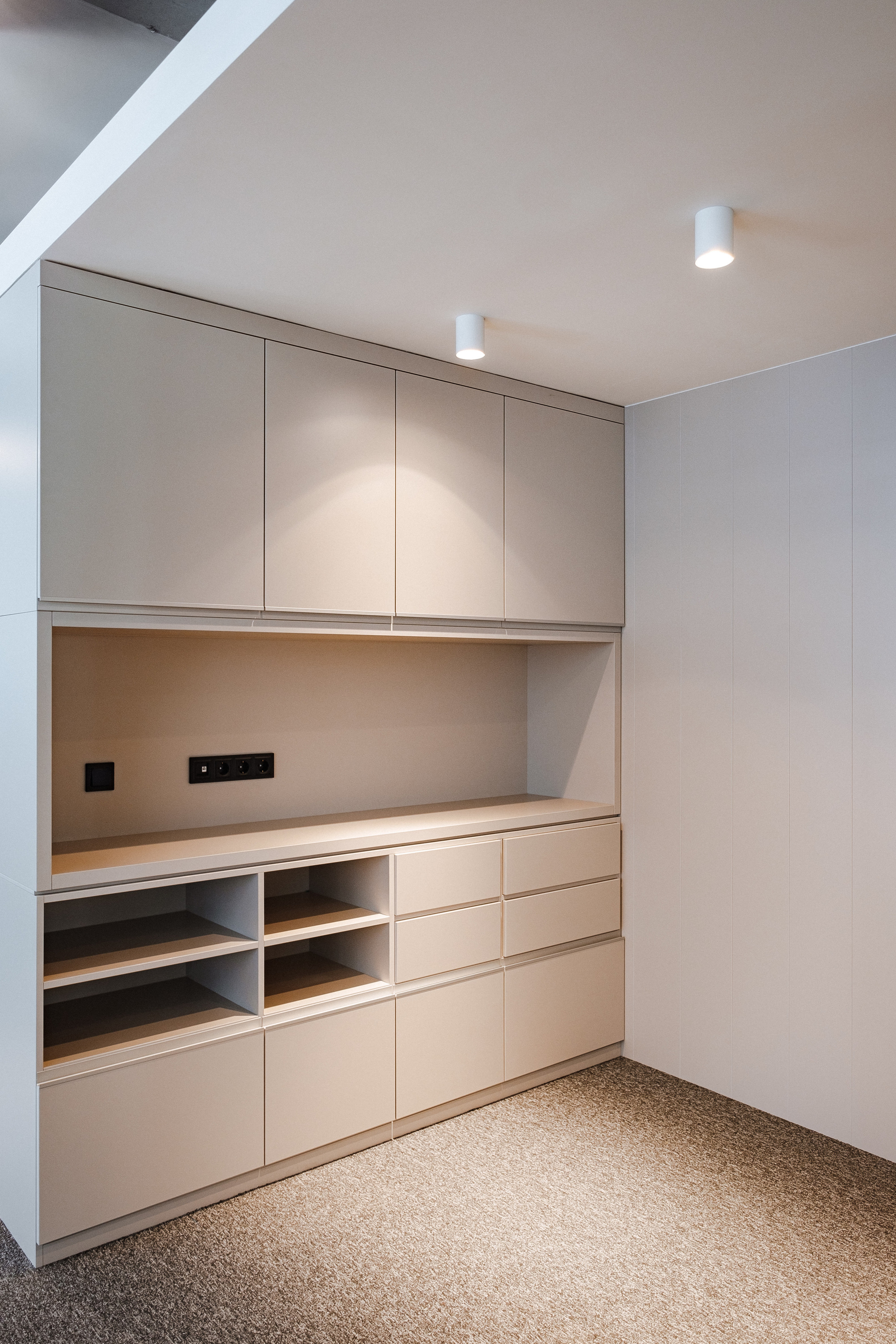 Interior photographer and videographer in Vancouver, BC, Canada. Ivan Skufinsky — wedding and family photographer in Vancouver