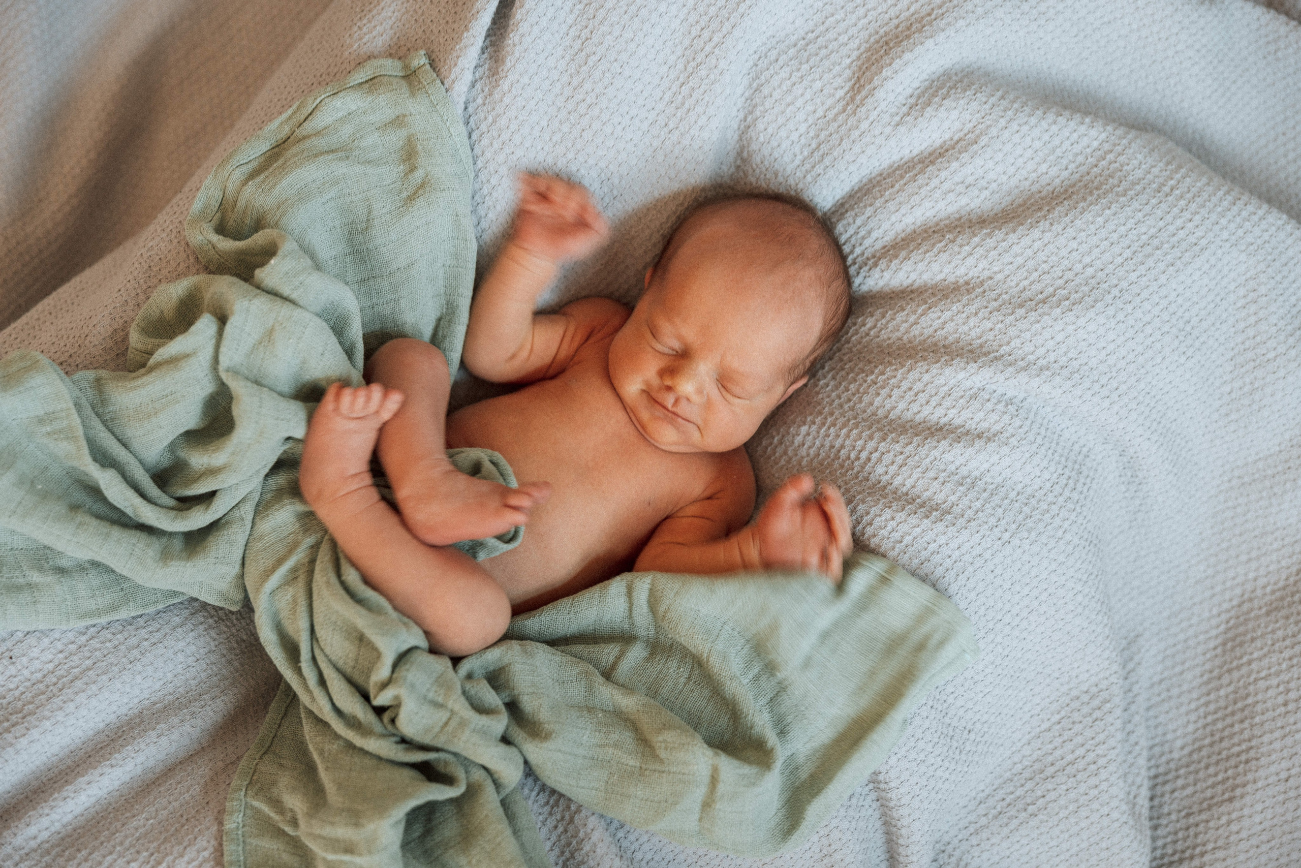 Family photo session at home. home family photo session with a newborn. Ivan Skufinsky — wedding and family photographer in Vancouver