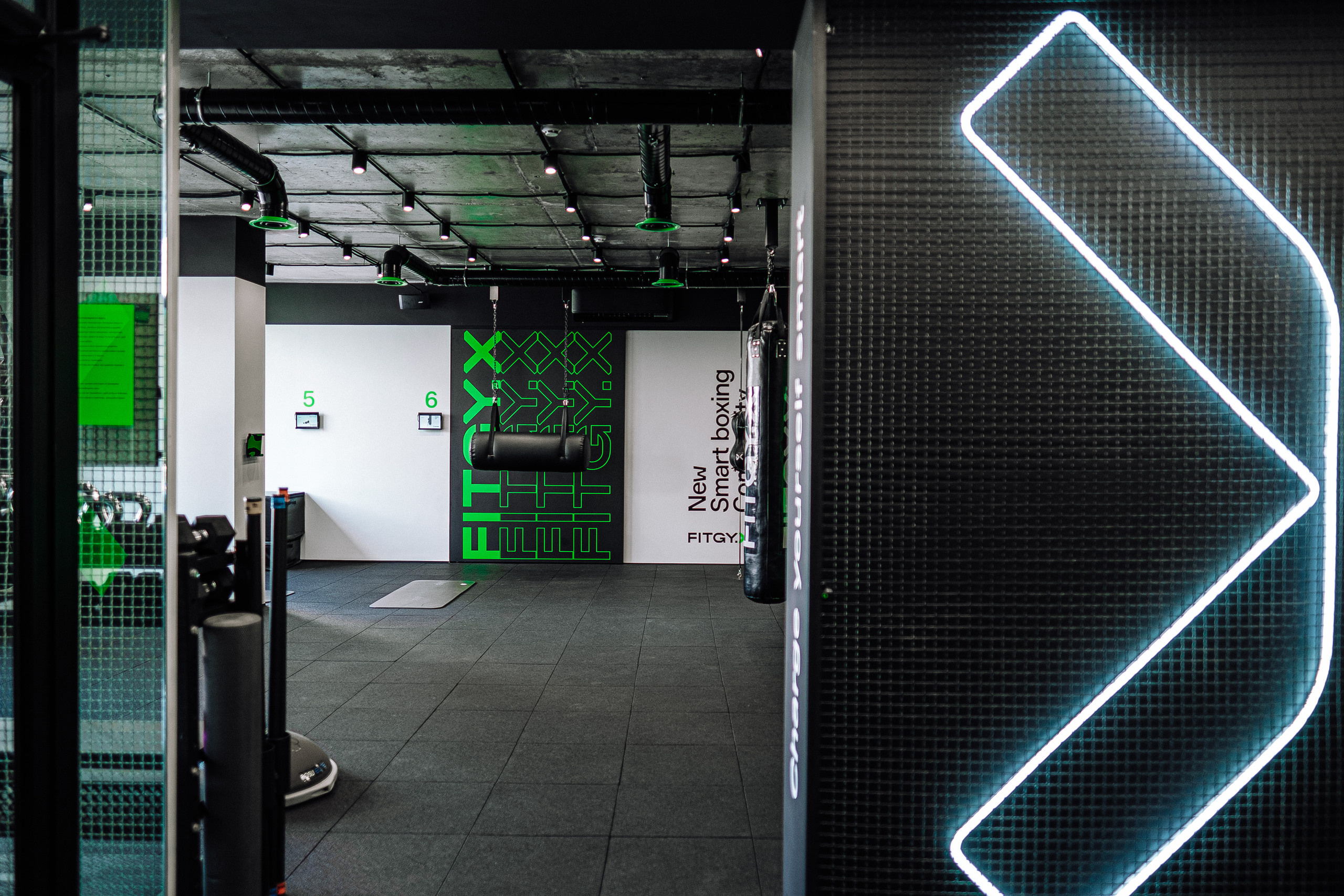 FitgyX контент 1 интерьер. Ivan Skufinsky — wedding and family photographer in Vancouver