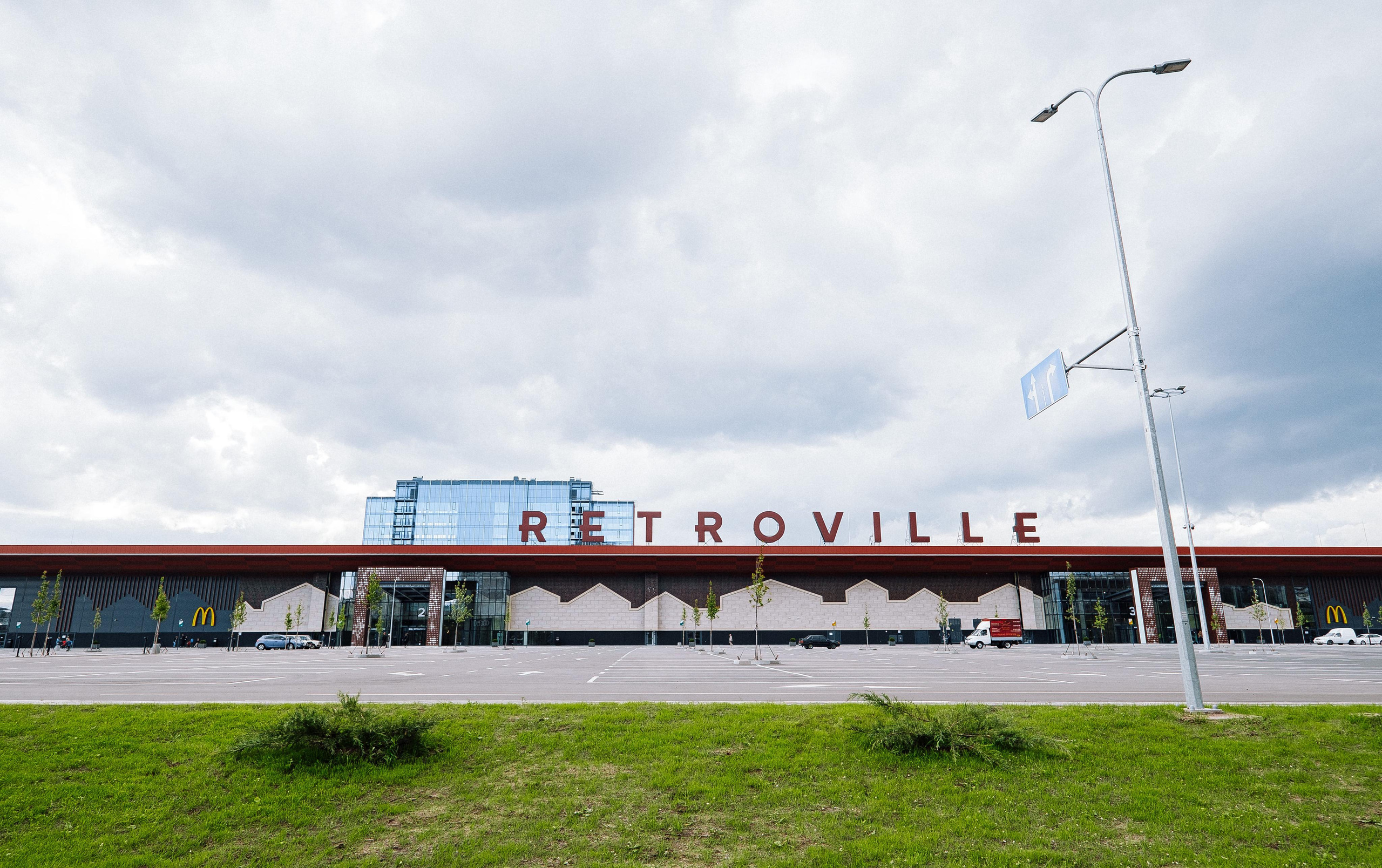 EXTERIER RETROVILLE. Ivan Skufinsky — wedding and family photographer in Vancouver