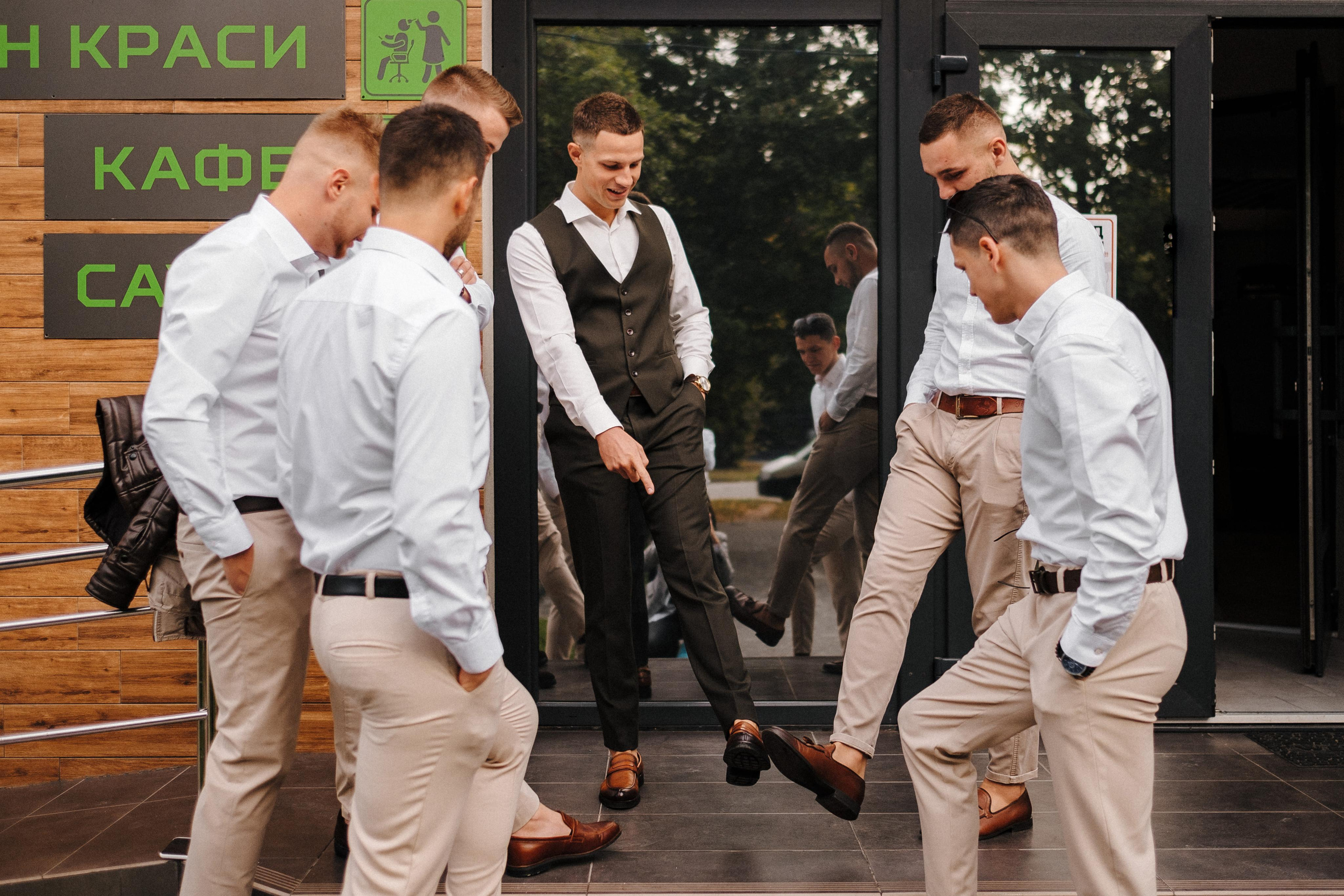 сборы жениха, жених с друзьями