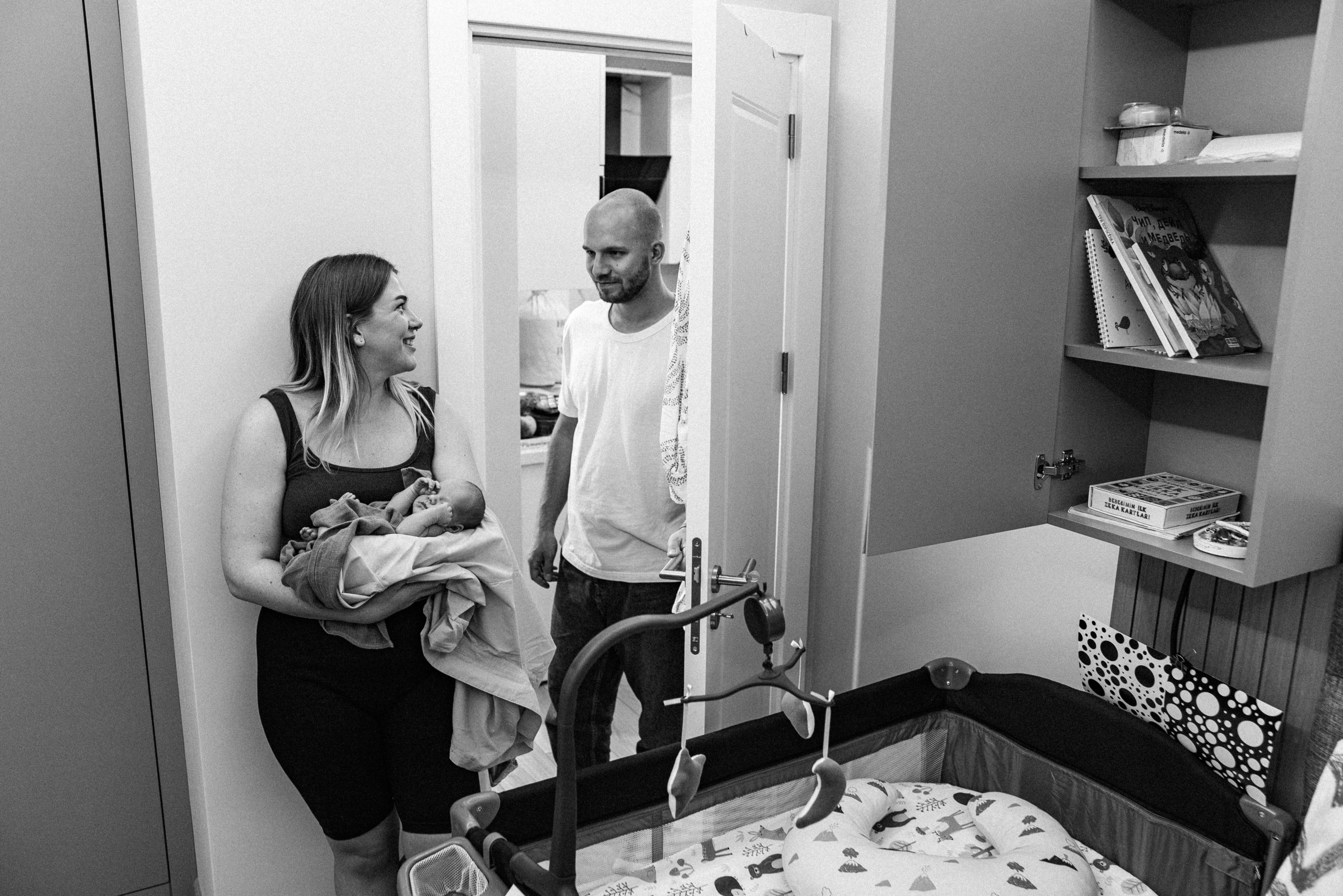 Family photo session at home. home family photo session with a newborn. Ivan Skufinsky — wedding and family photographer in Vancouver