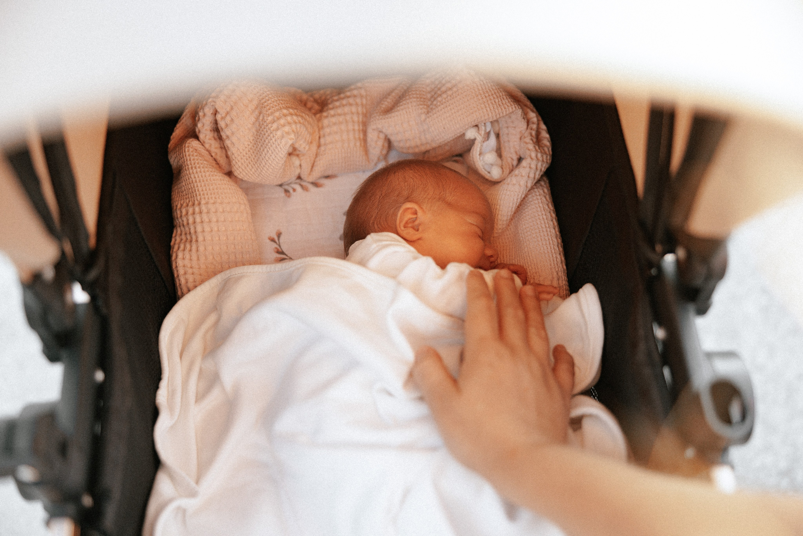 Family photo session at home. home family photo session with a newborn. Ivan Skufinsky — wedding and family photographer in Vancouver