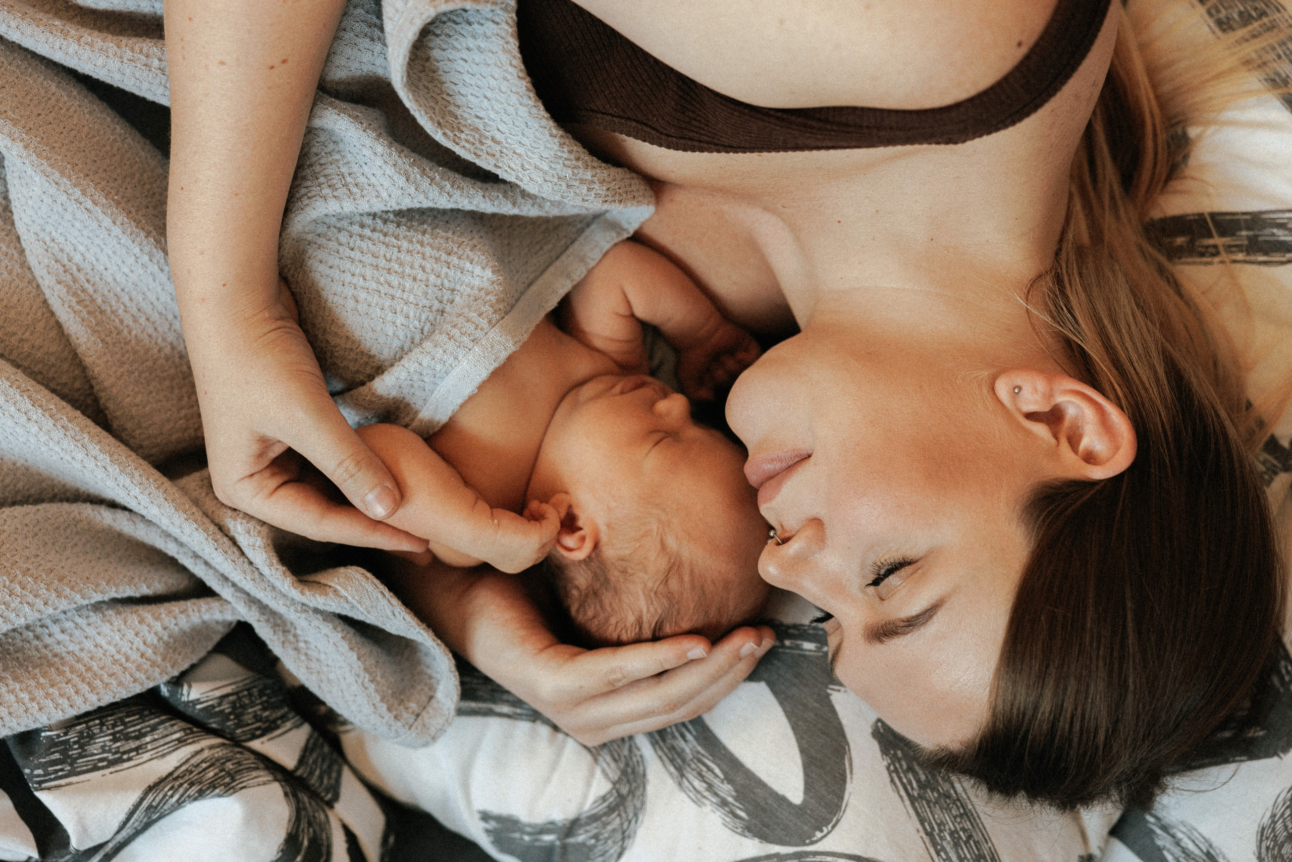 Family photo session at home. home family photo session with a newborn. Ivan Skufinsky — wedding and family photographer in Vancouver