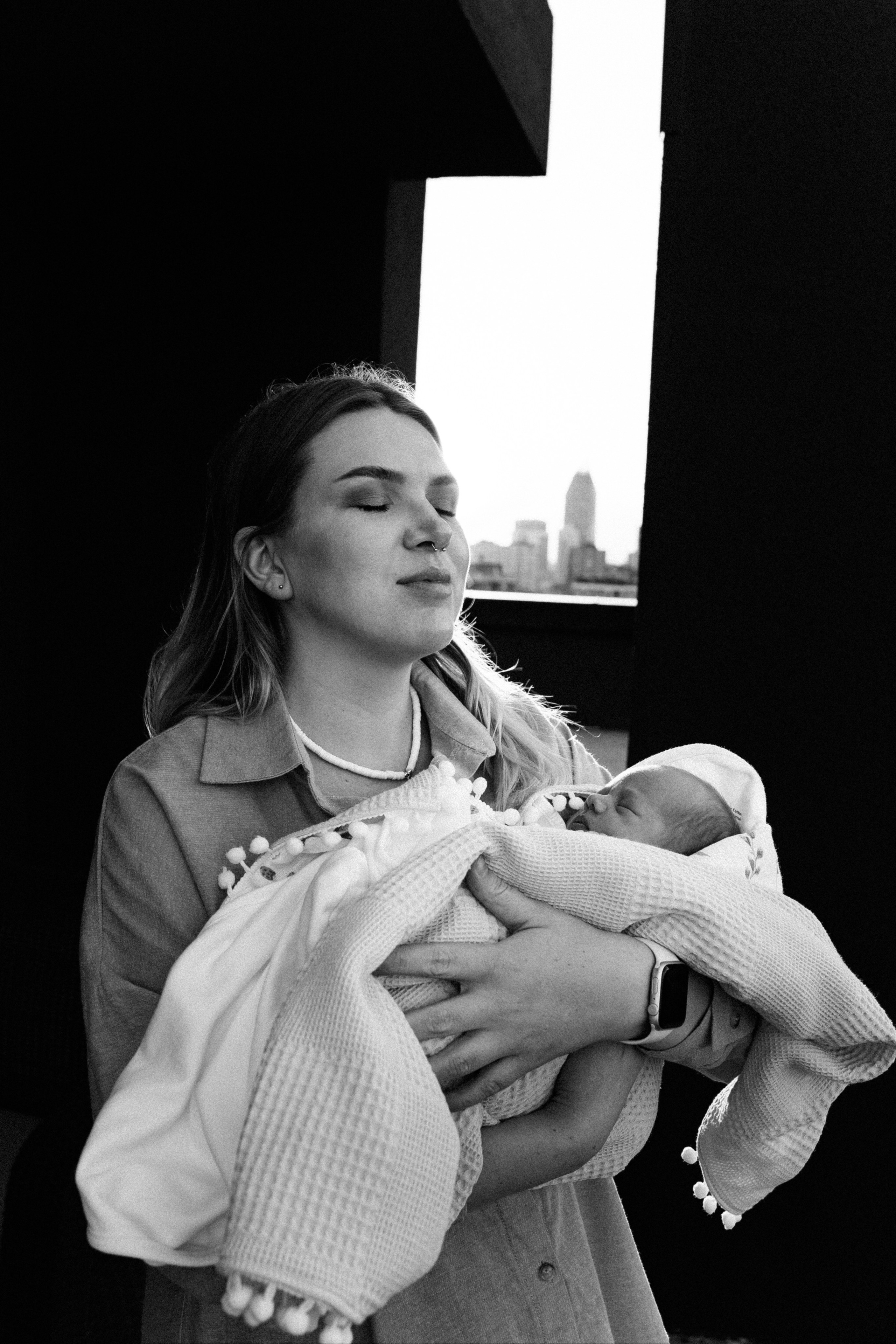 Family photo session at home. home family photo session with a newborn. Ivan Skufinsky — wedding and family photographer in Vancouver