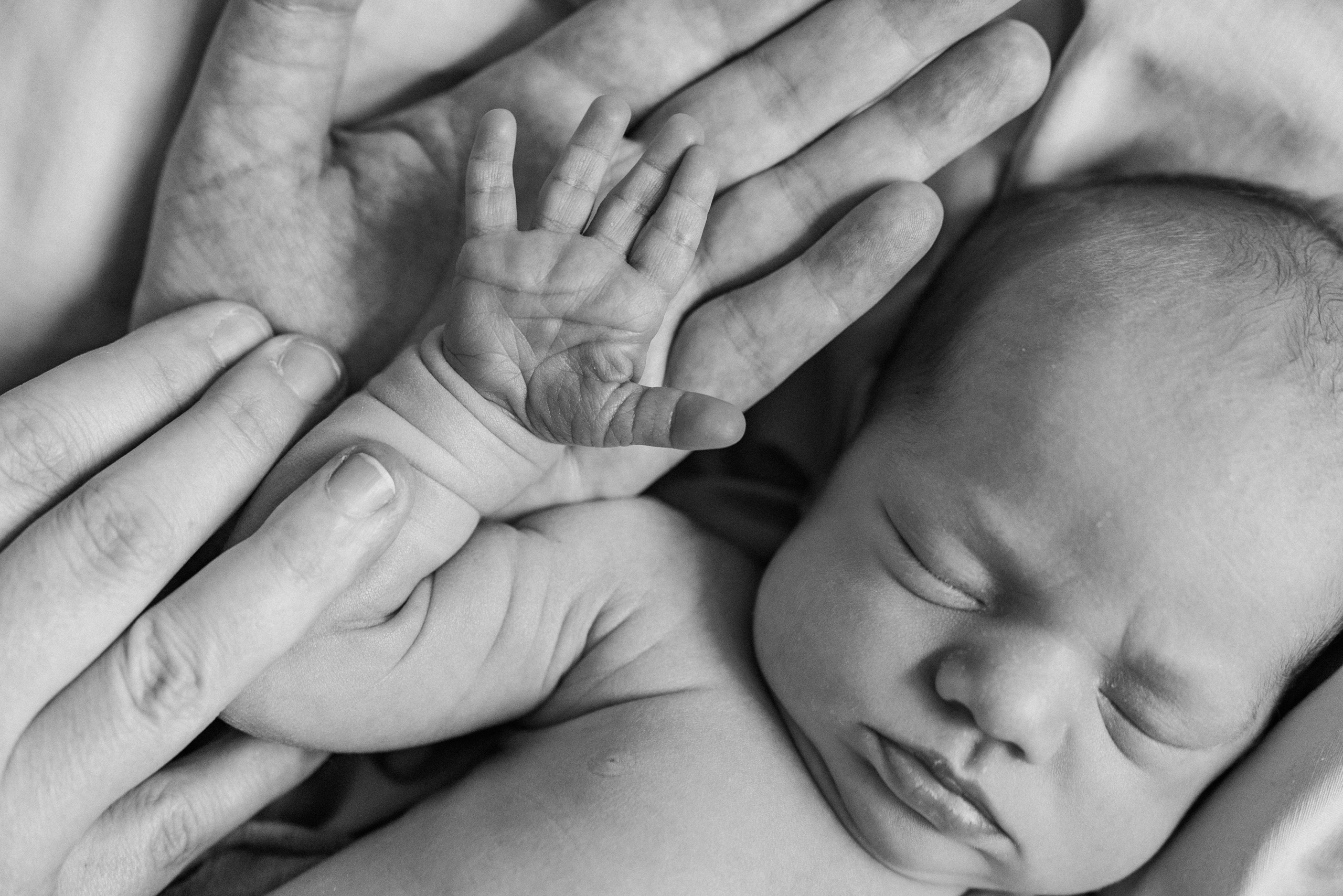 Family photo session at home. home family photo session with a newborn. Ivan Skufinsky — wedding and family photographer in Vancouver