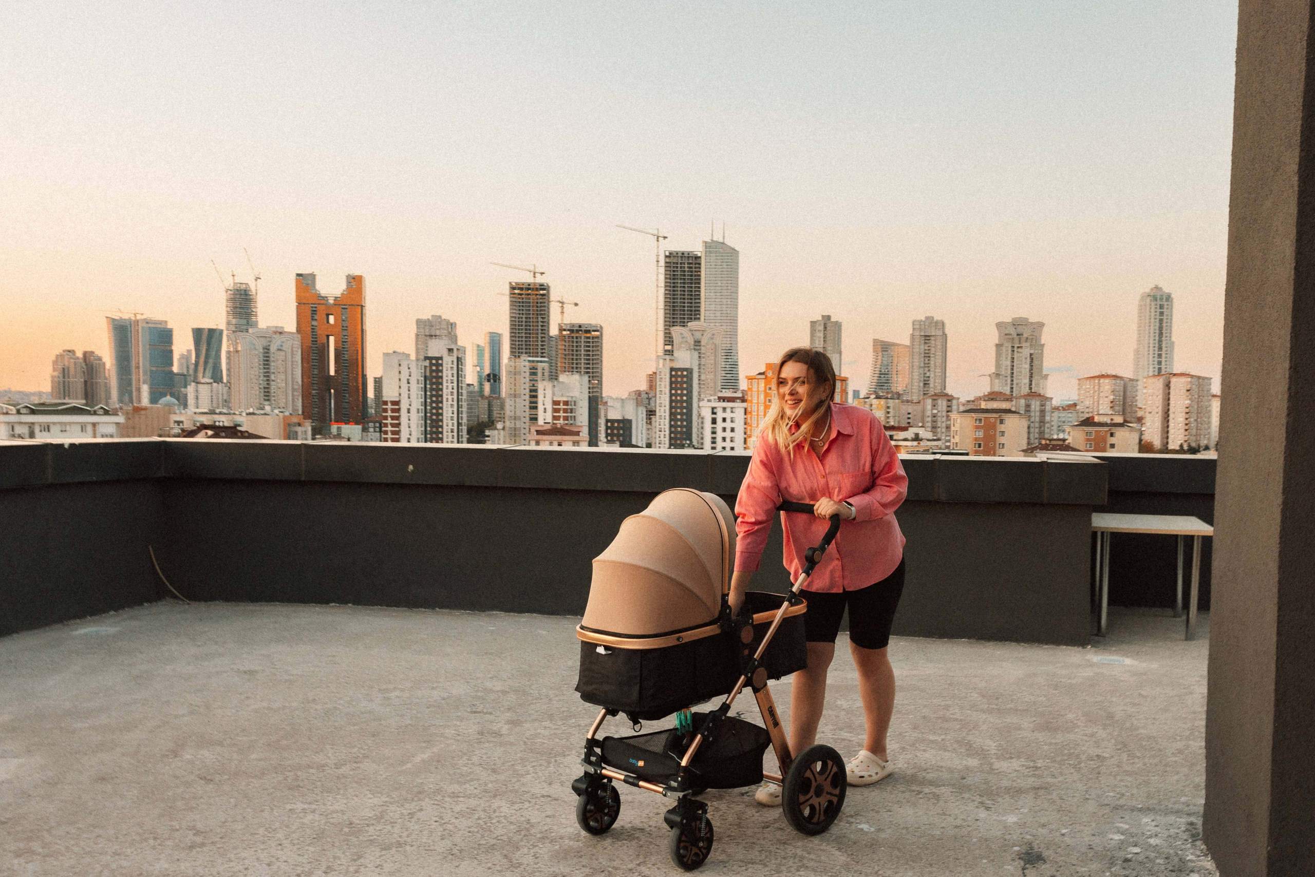 Family photo session at home. home family photo session with a newborn. Ivan Skufinsky — wedding and family photographer in Vancouver