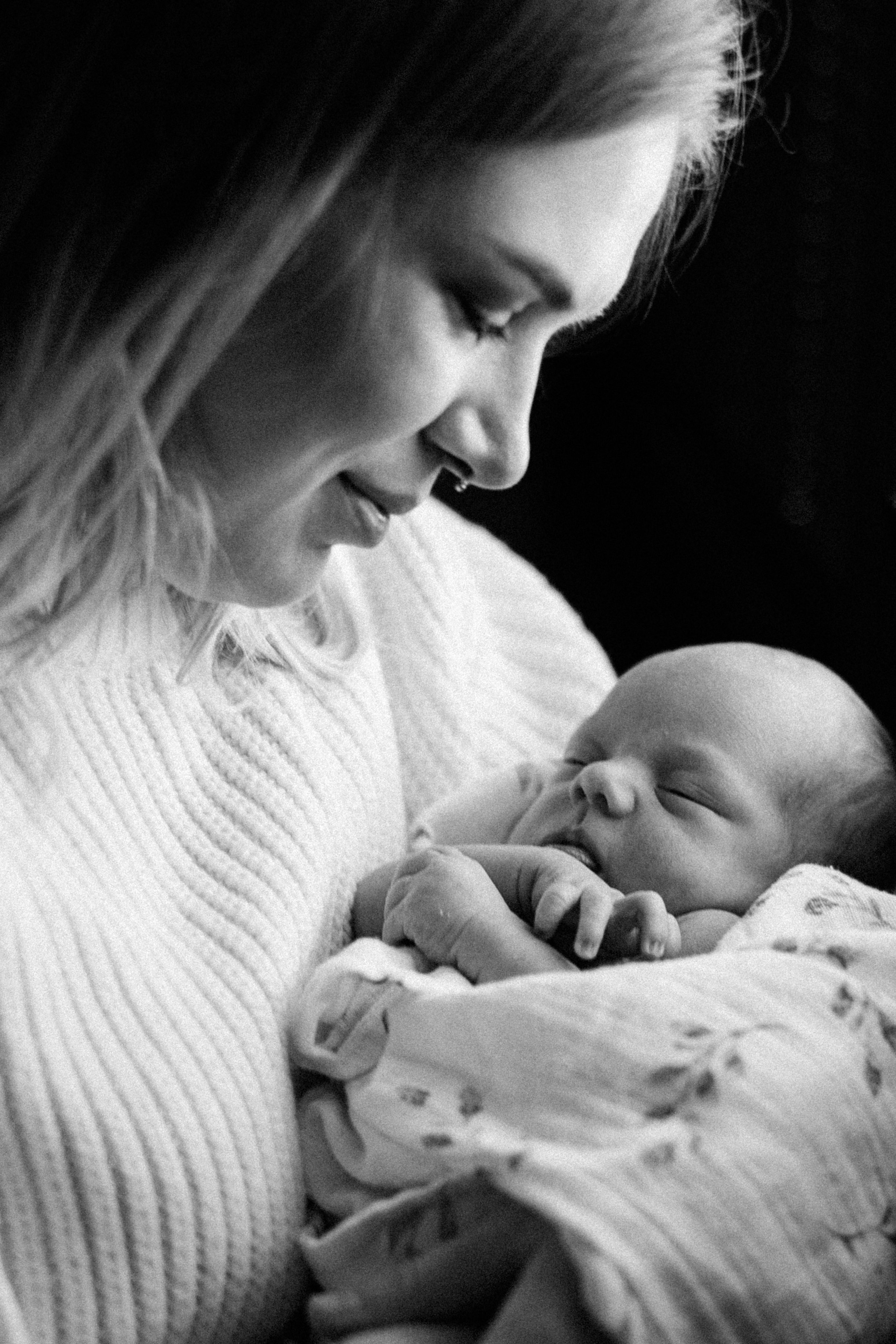 Family photo session at home. home family photo session with a newborn. Ivan Skufinsky — wedding and family photographer in Vancouver