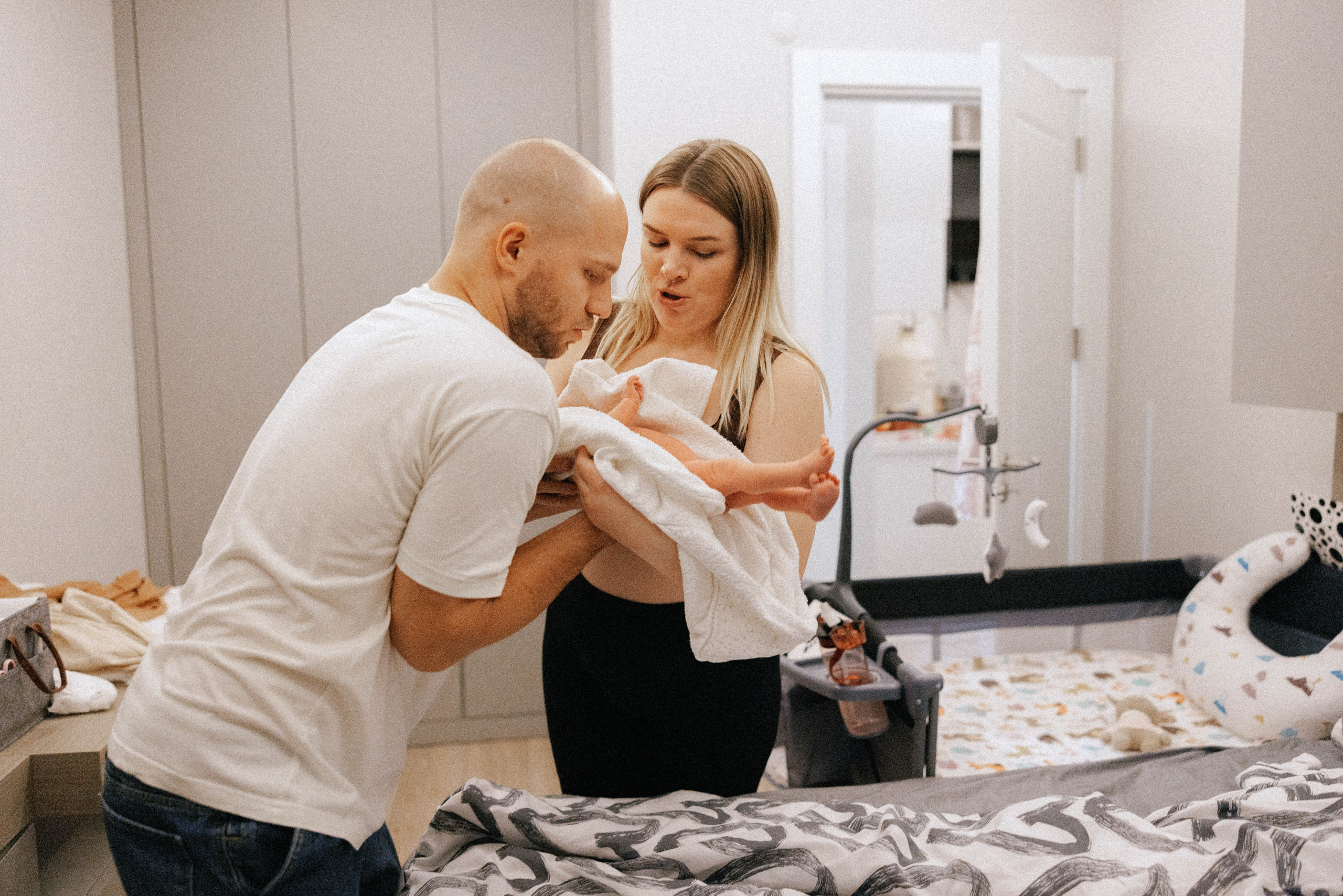 Family photo session at home. home family photo session with a newborn. Ivan Skufinsky — wedding and family photographer in Vancouver