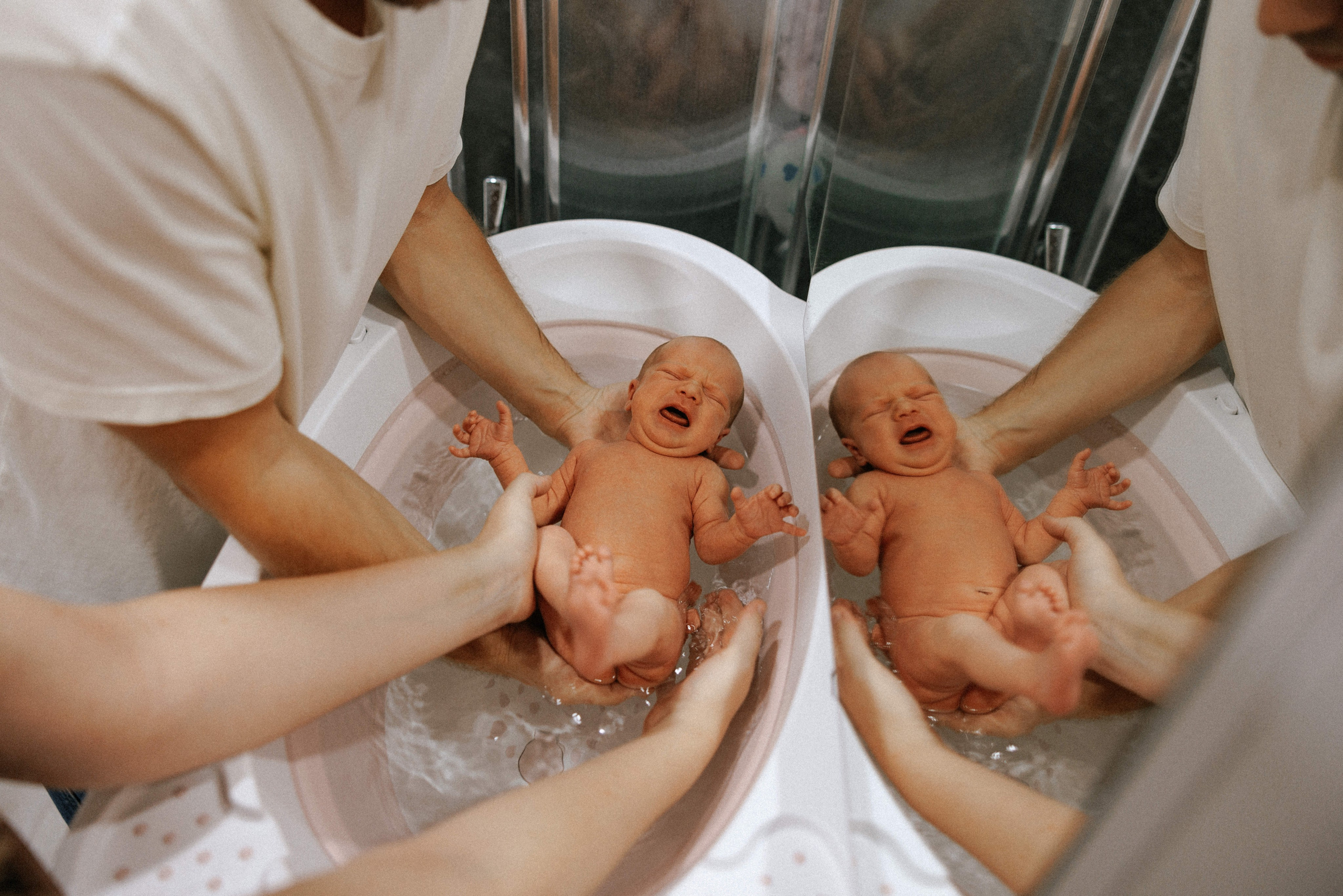 Family photo session at home. home family photo session with a newborn. Ivan Skufinsky — wedding and family photographer in Vancouver