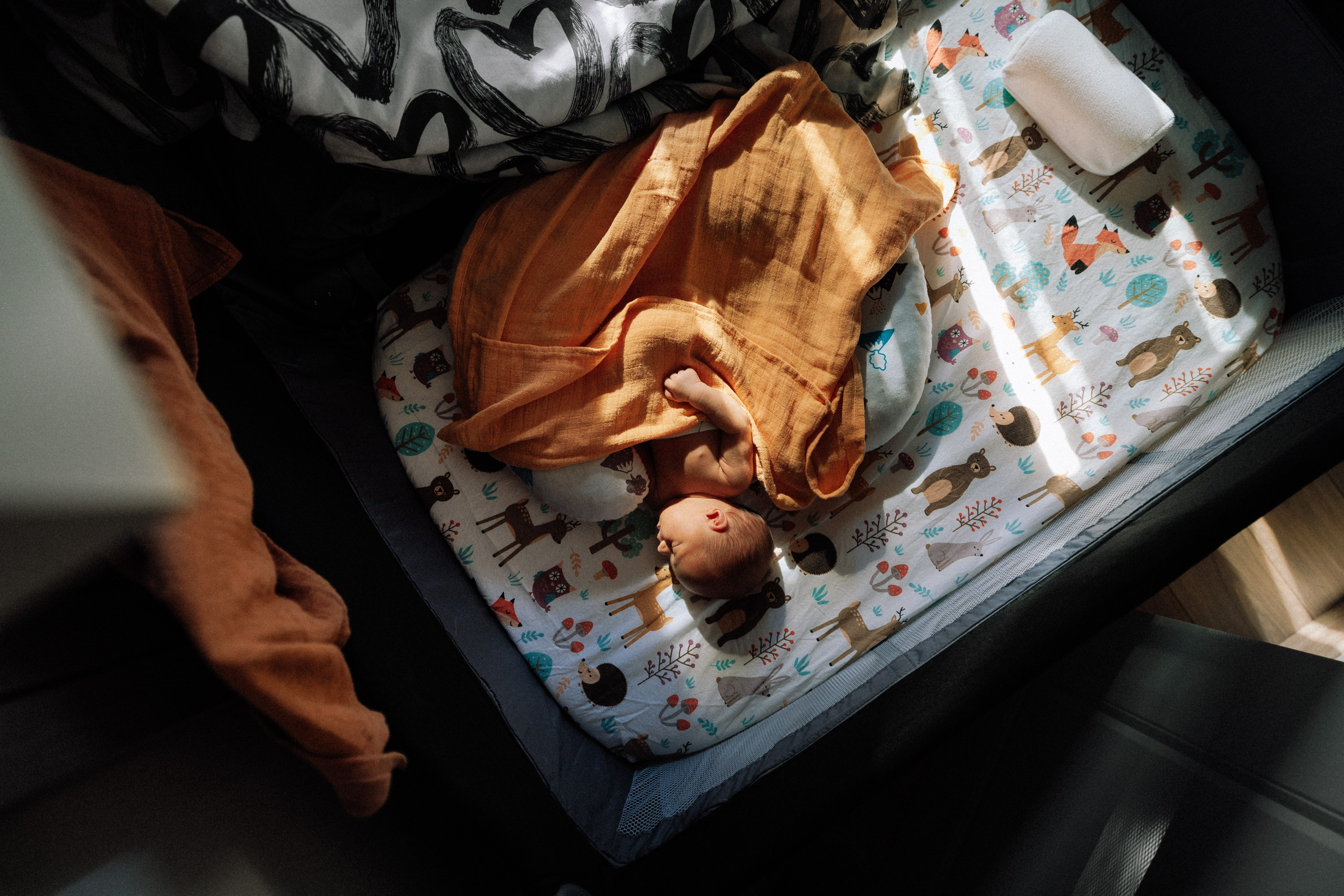 Family photo session at home. home family photo session with a newborn. Ivan Skufinsky — wedding and family photographer in Vancouver