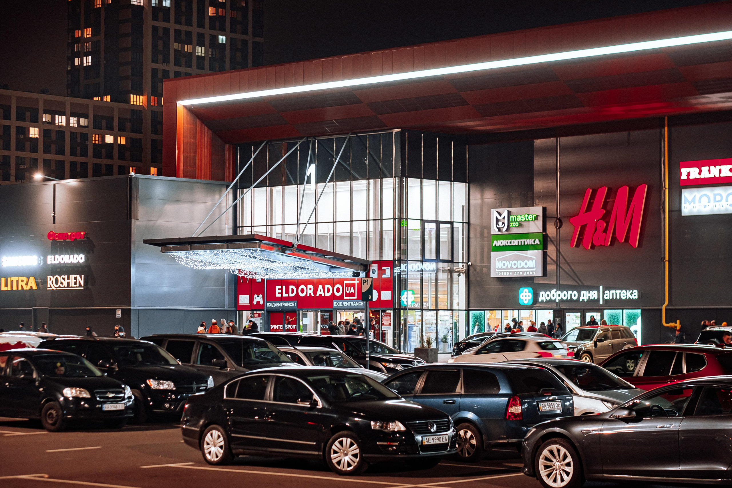 EXTERIER RETROVILLE. Ivan Skufinsky — wedding and family photographer in Vancouver