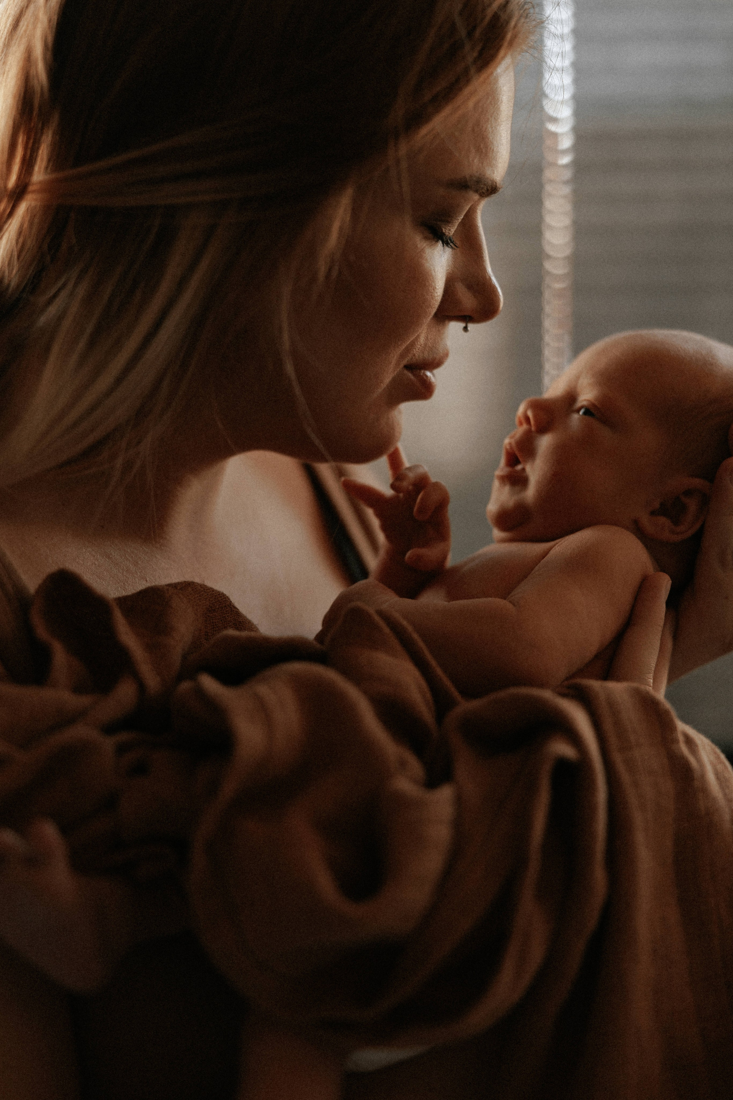 Family photo session at home. home family photo session with a newborn. Ivan Skufinsky — wedding and family photographer in Vancouver