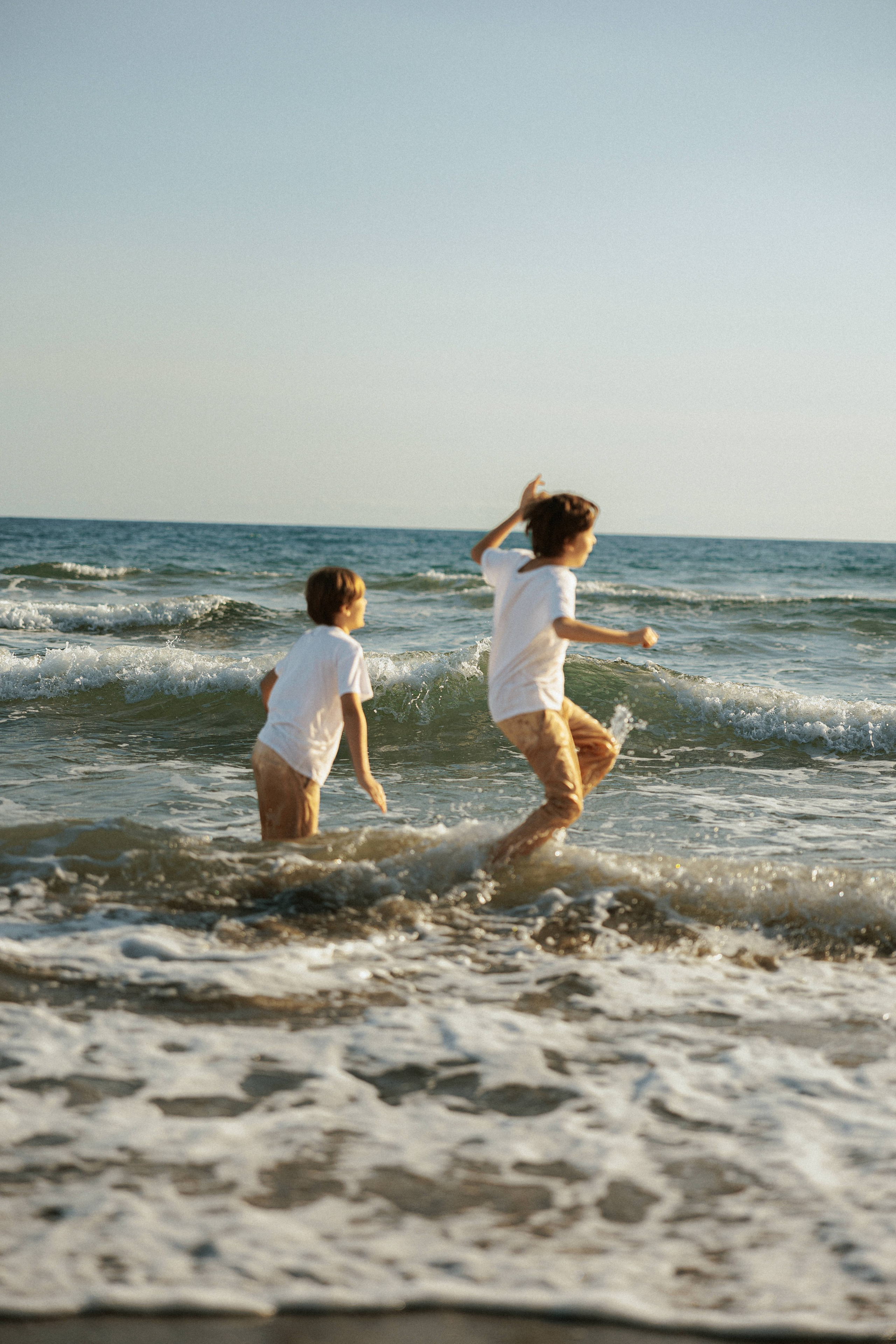 Family photo session on the beach in Vancouver BC Сanada. Twins. Ivan Skufinsky — wedding and family photographer in Vancouver