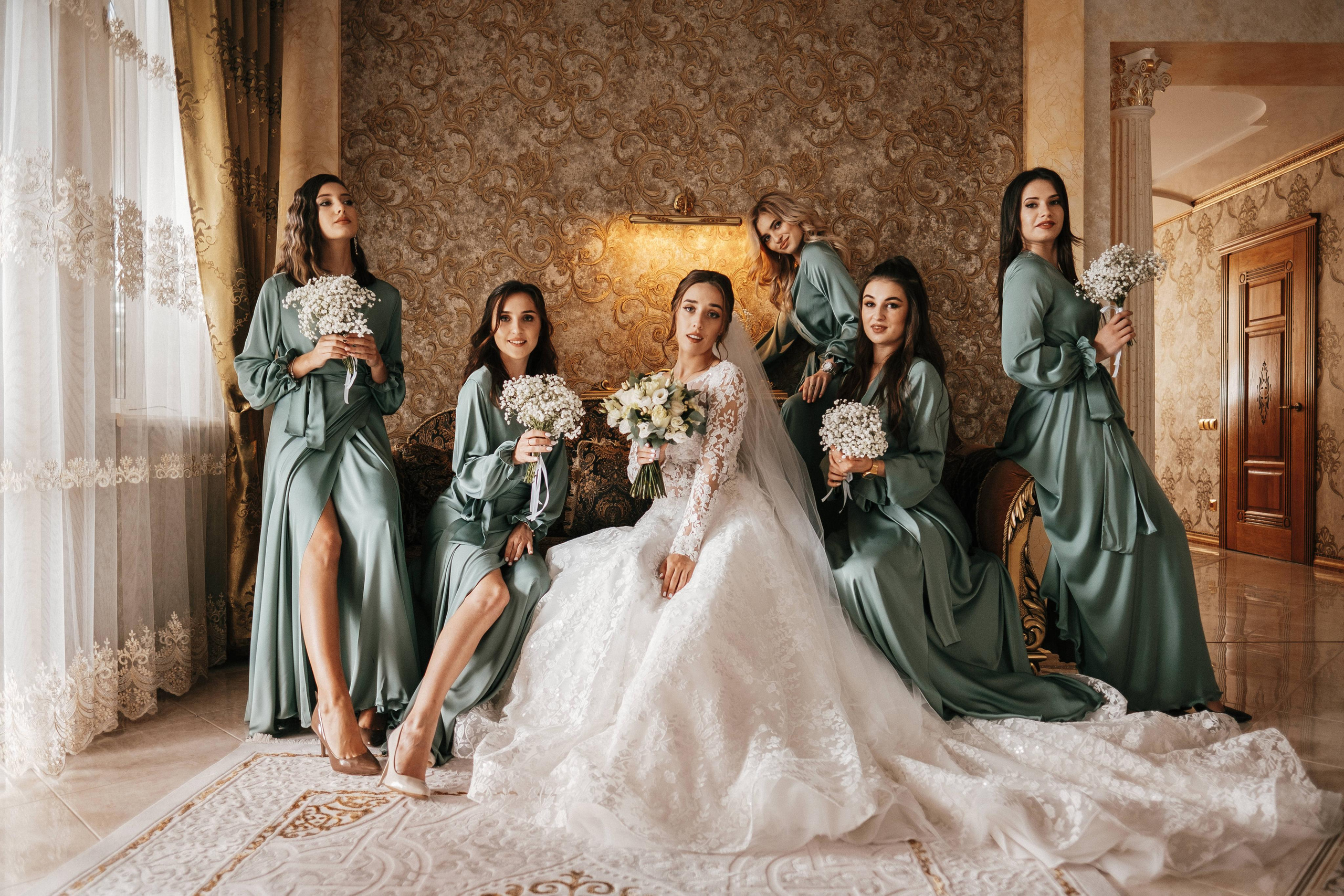 портрет невесты с подружками в зеленых платьях