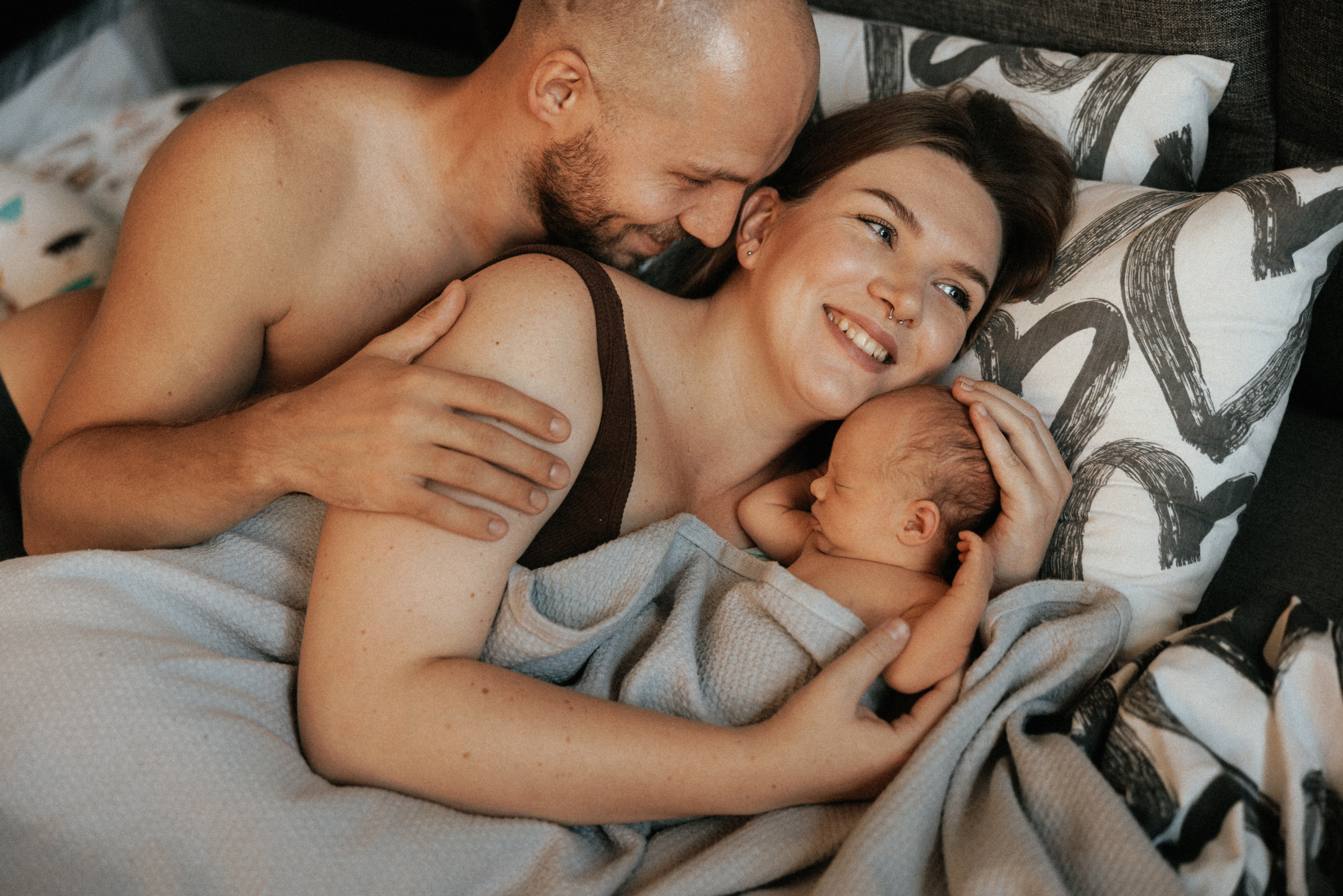 Family photo session at home. home family photo session with a newborn. Ivan Skufinsky — wedding and family photographer in Vancouver
