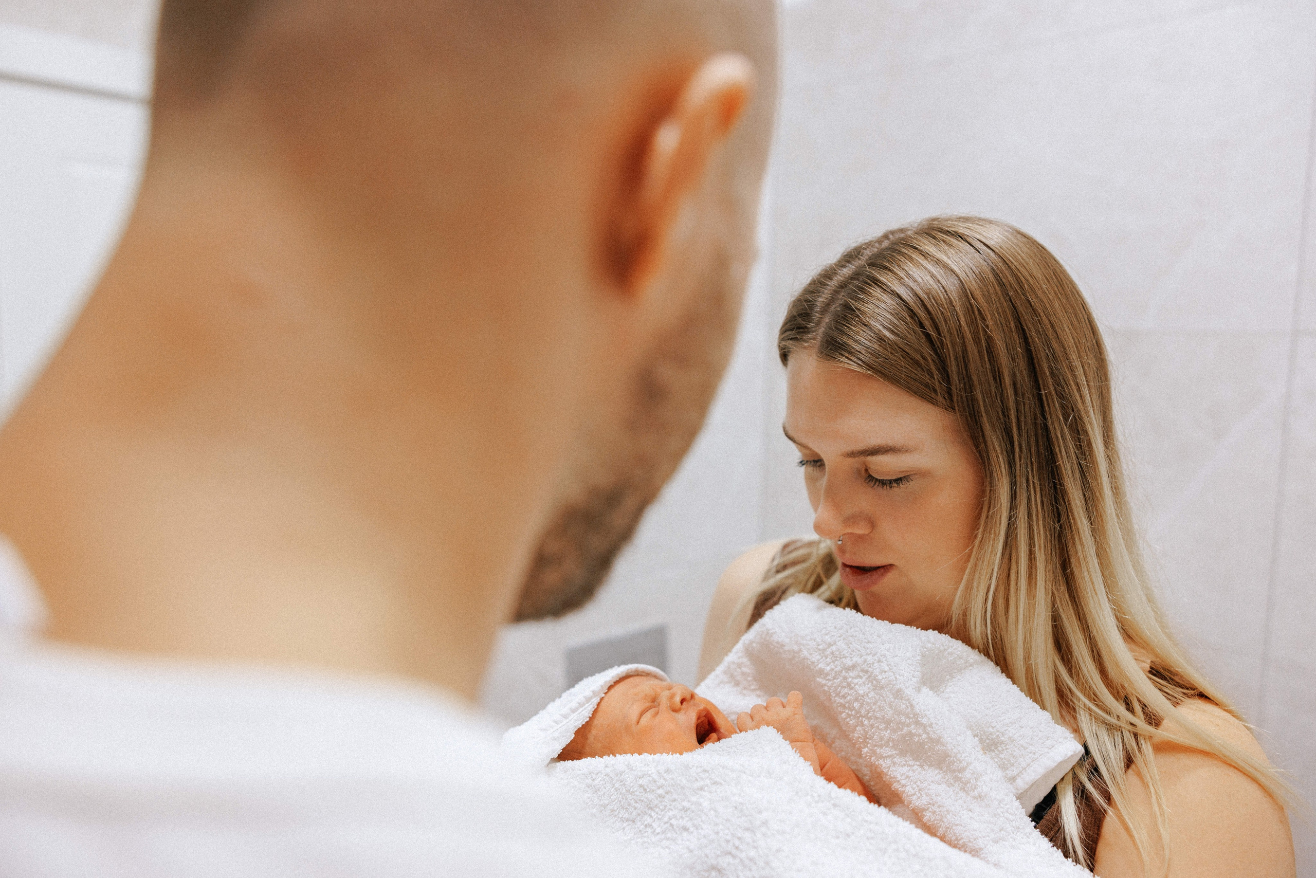Family photo session at home. home family photo session with a newborn. Ivan Skufinsky — wedding and family photographer in Vancouver