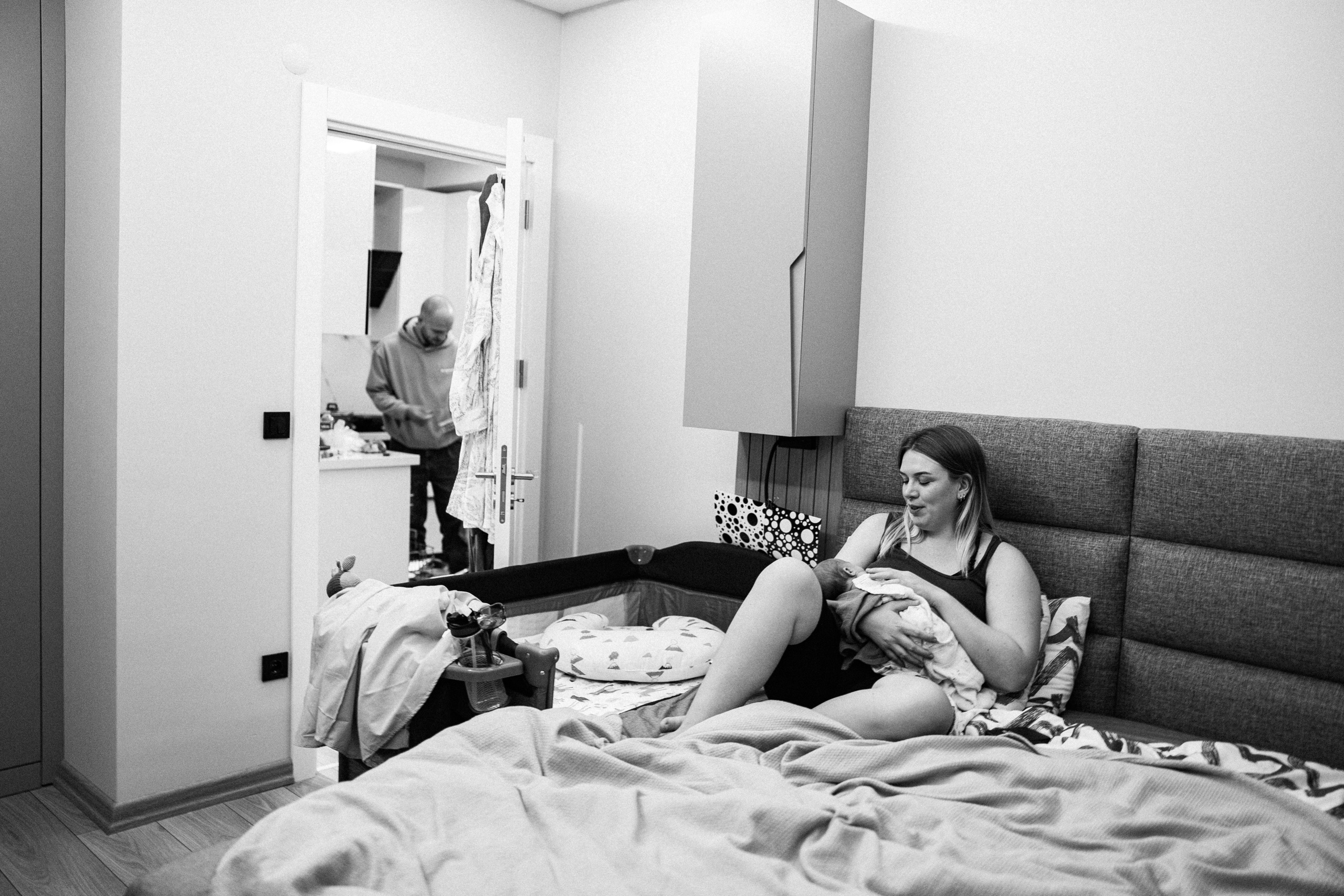 Family photo session at home. home family photo session with a newborn. Ivan Skufinsky — wedding and family photographer in Vancouver