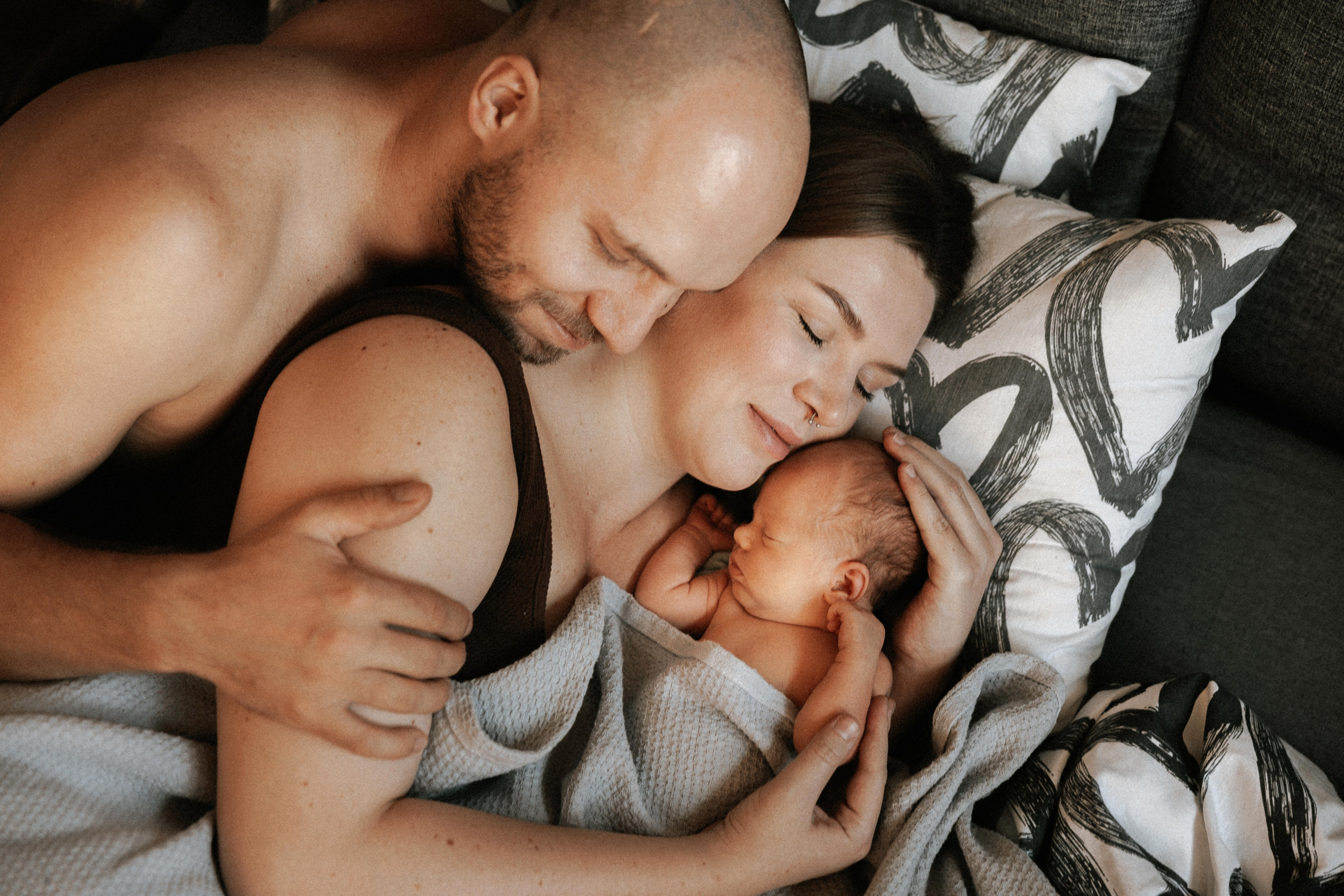 Family photo session at home. home family photo session with a newborn. Ivan Skufinsky — wedding and family photographer in Vancouver