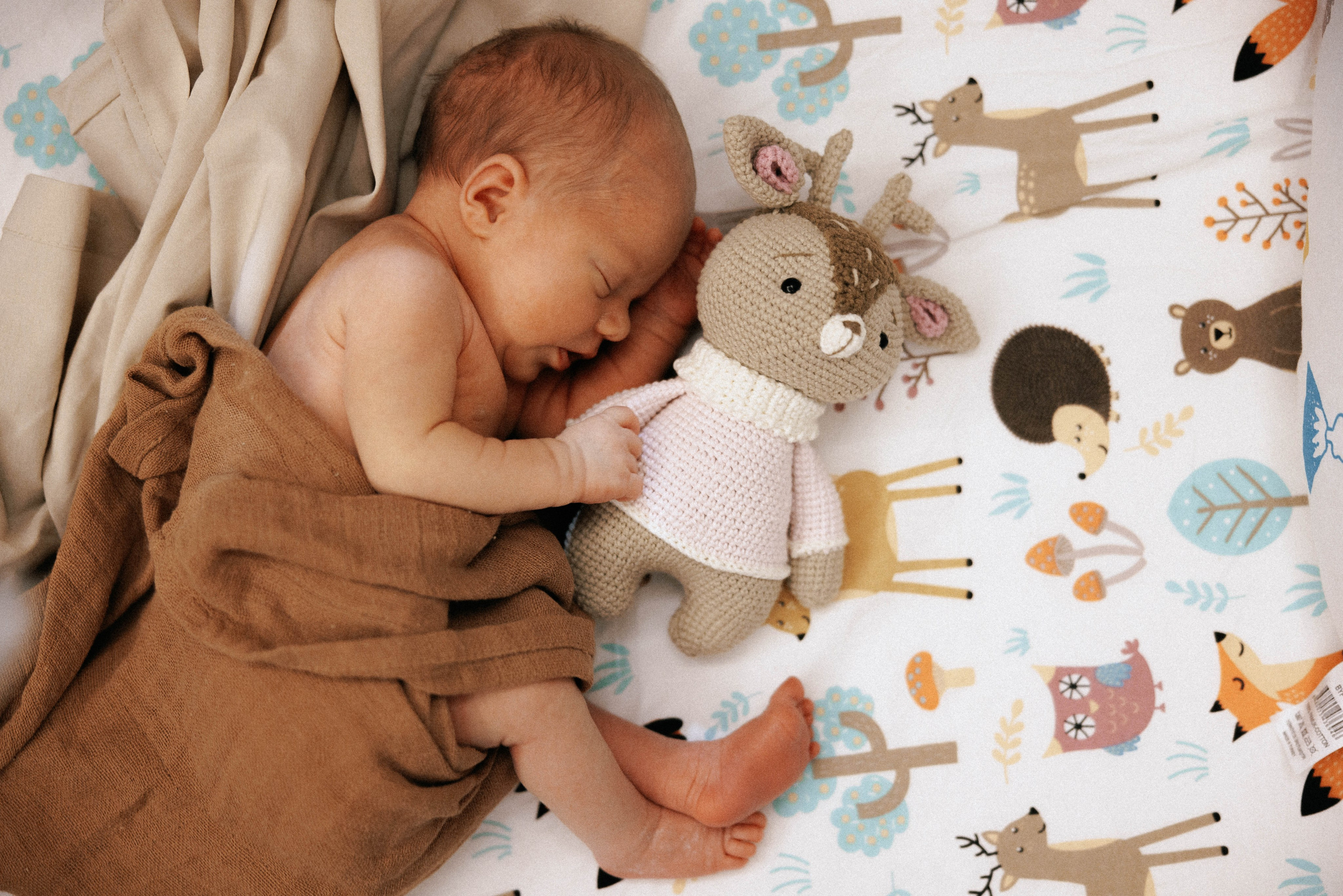 Family photo session at home. home family photo session with a newborn. Ivan Skufinsky — wedding and family photographer in Vancouver