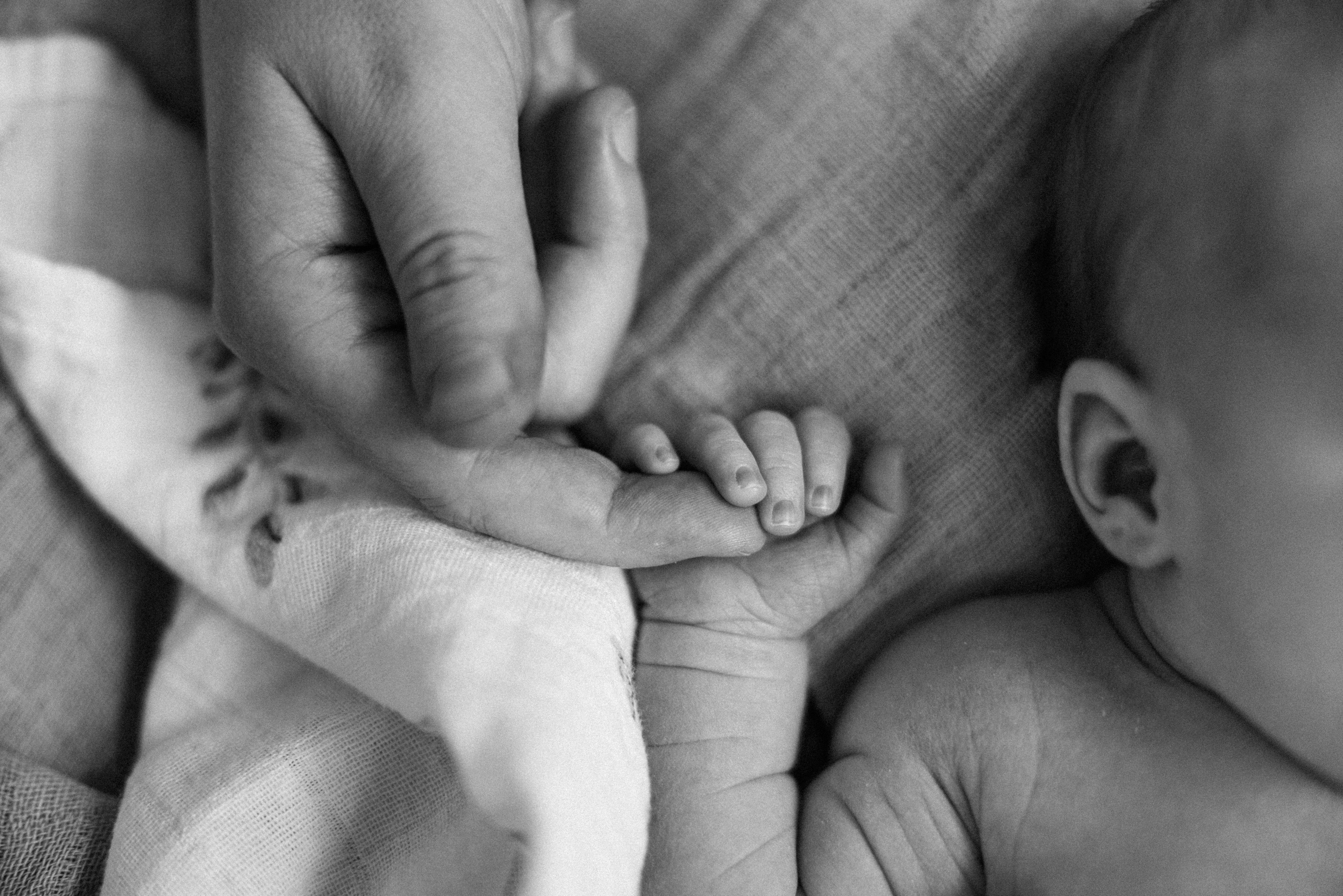 Family photo session at home. home family photo session with a newborn. Ivan Skufinsky — wedding and family photographer in Vancouver