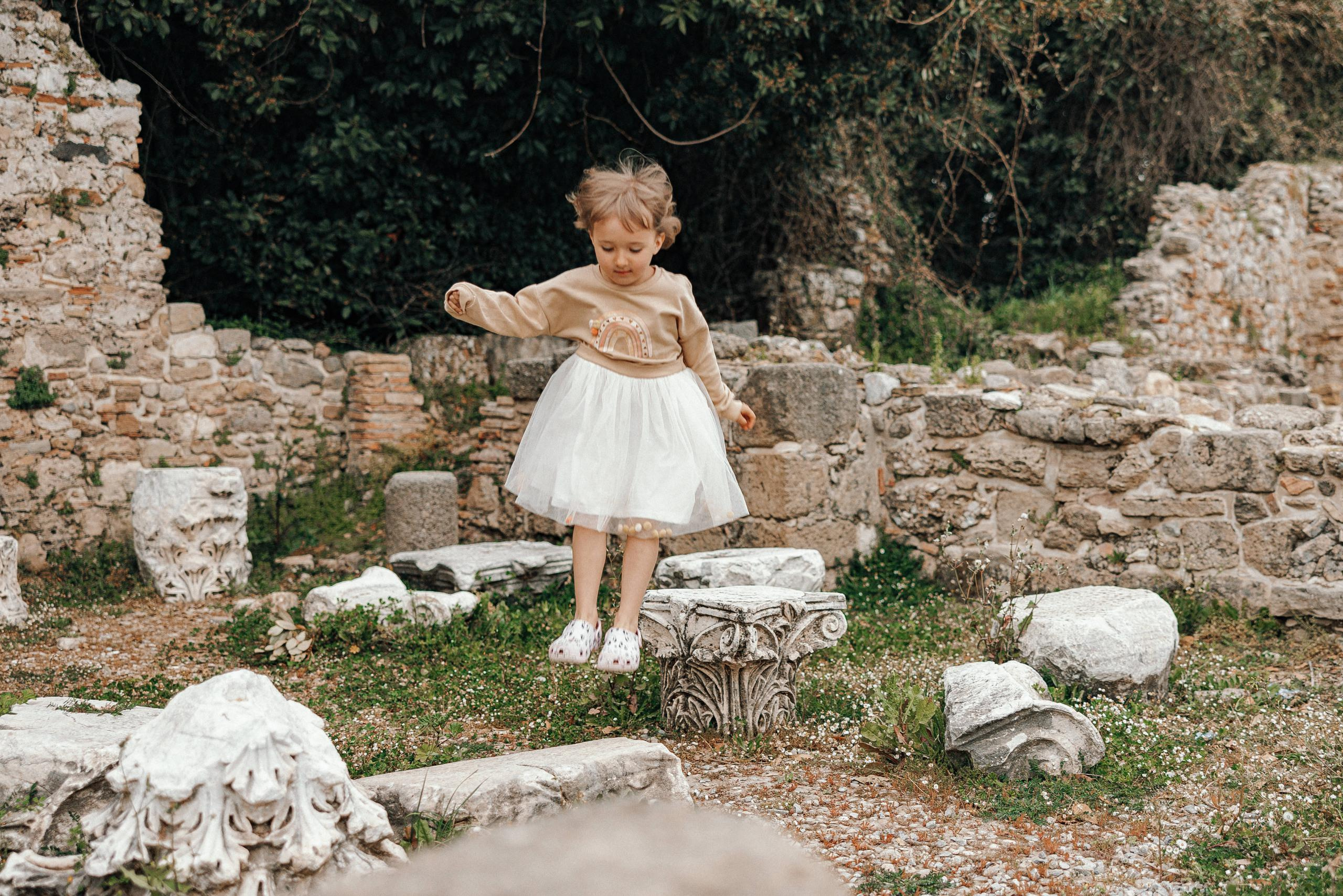 девочка весело прыгает