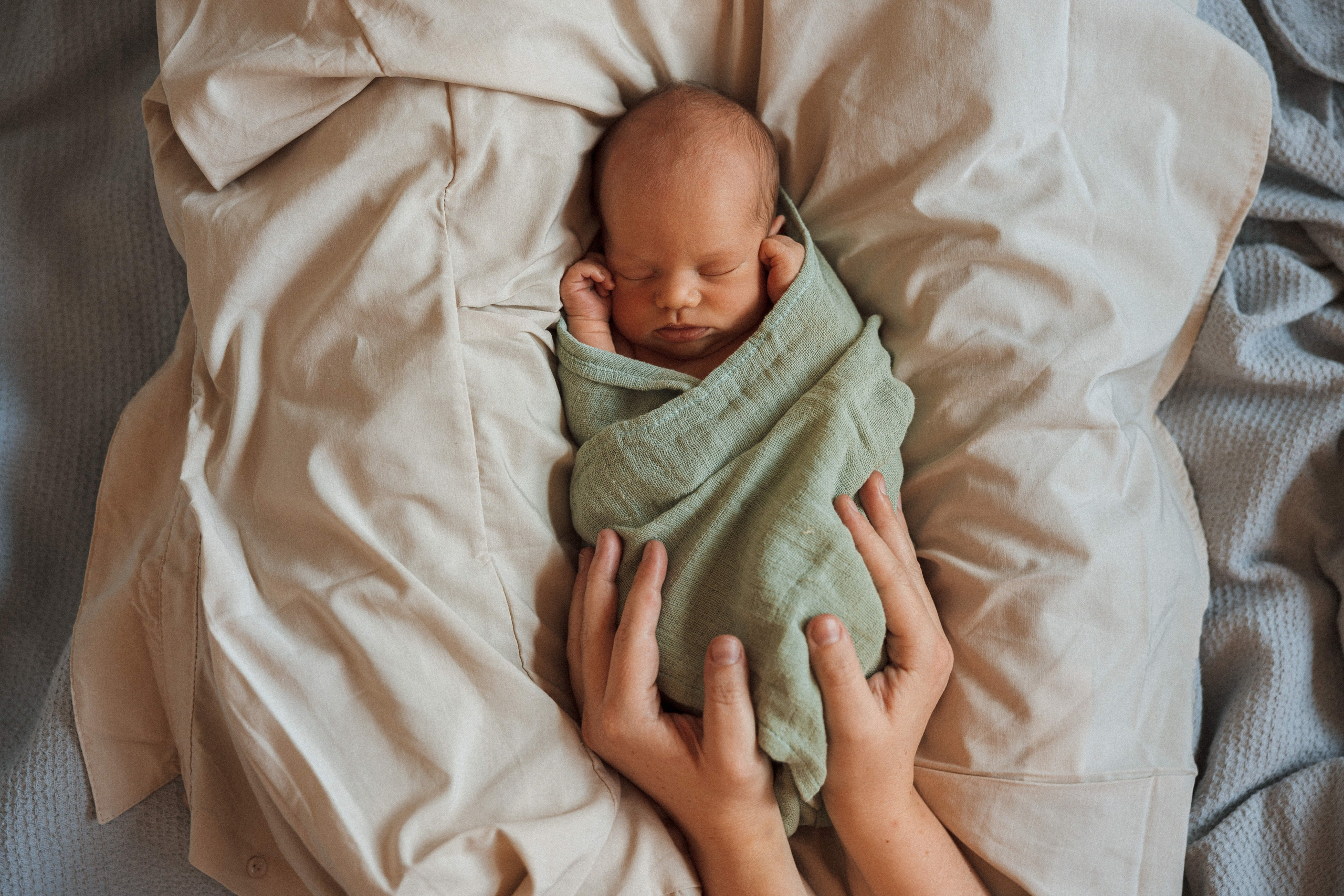 Family photo session at home. home family photo session with a newborn. Ivan Skufinsky — wedding and family photographer in Vancouver