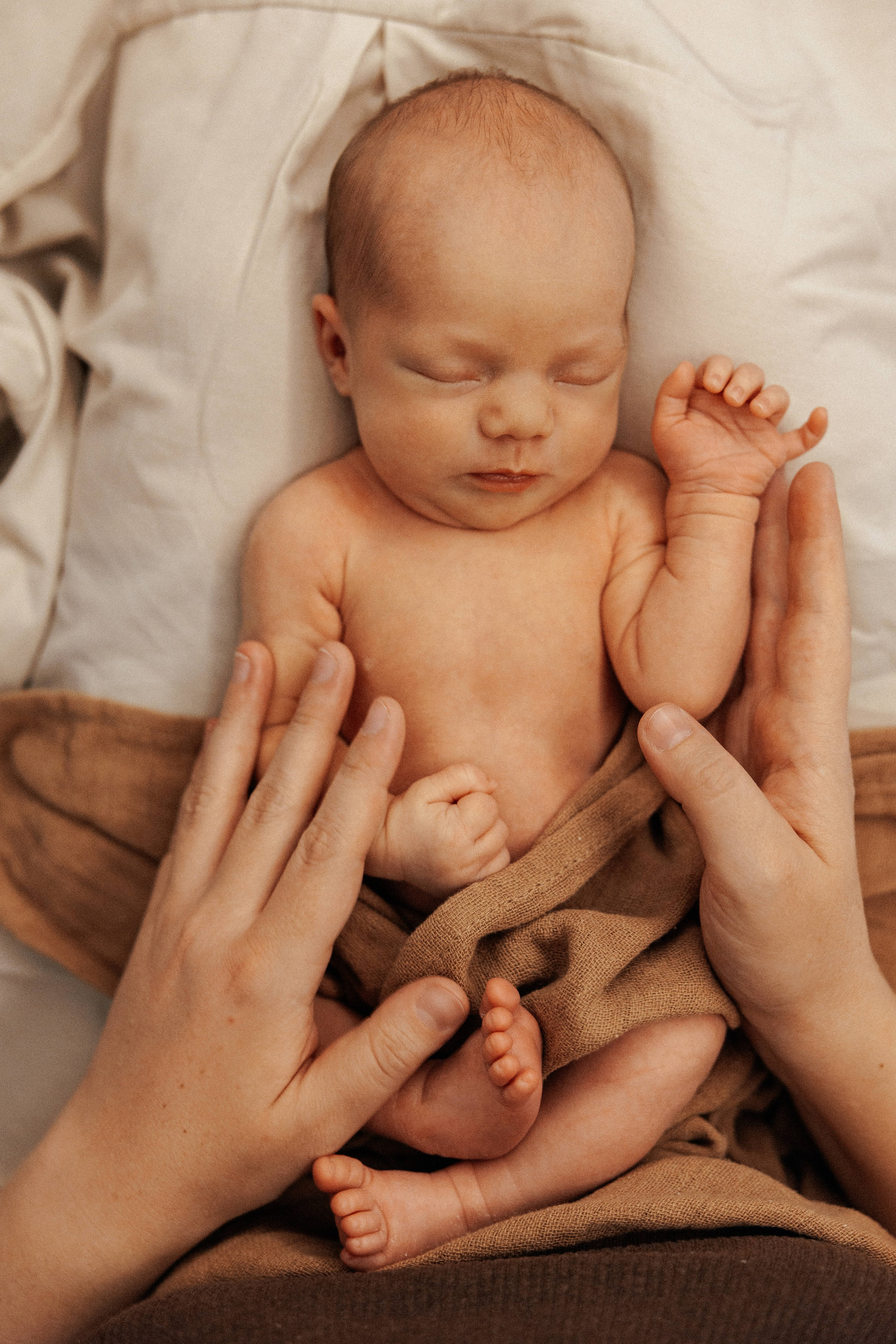 Family photo session at home. home family photo session with a newborn. Ivan Skufinsky — wedding and family photographer in Vancouver