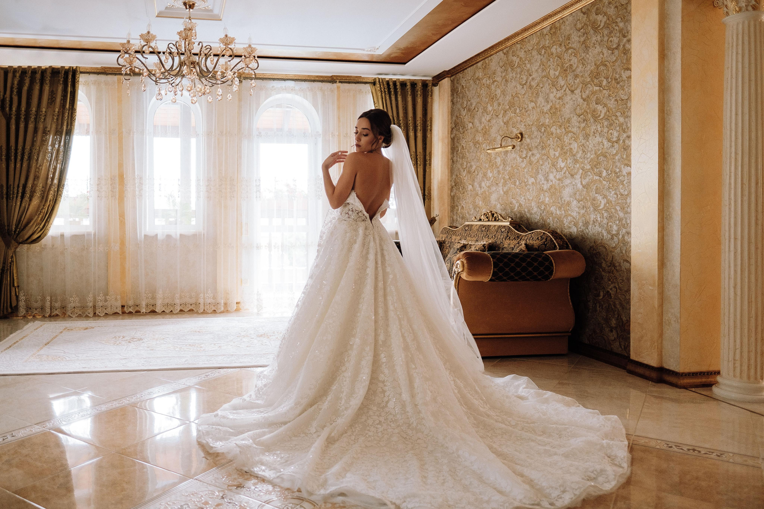 невеста надевает свадебное платье